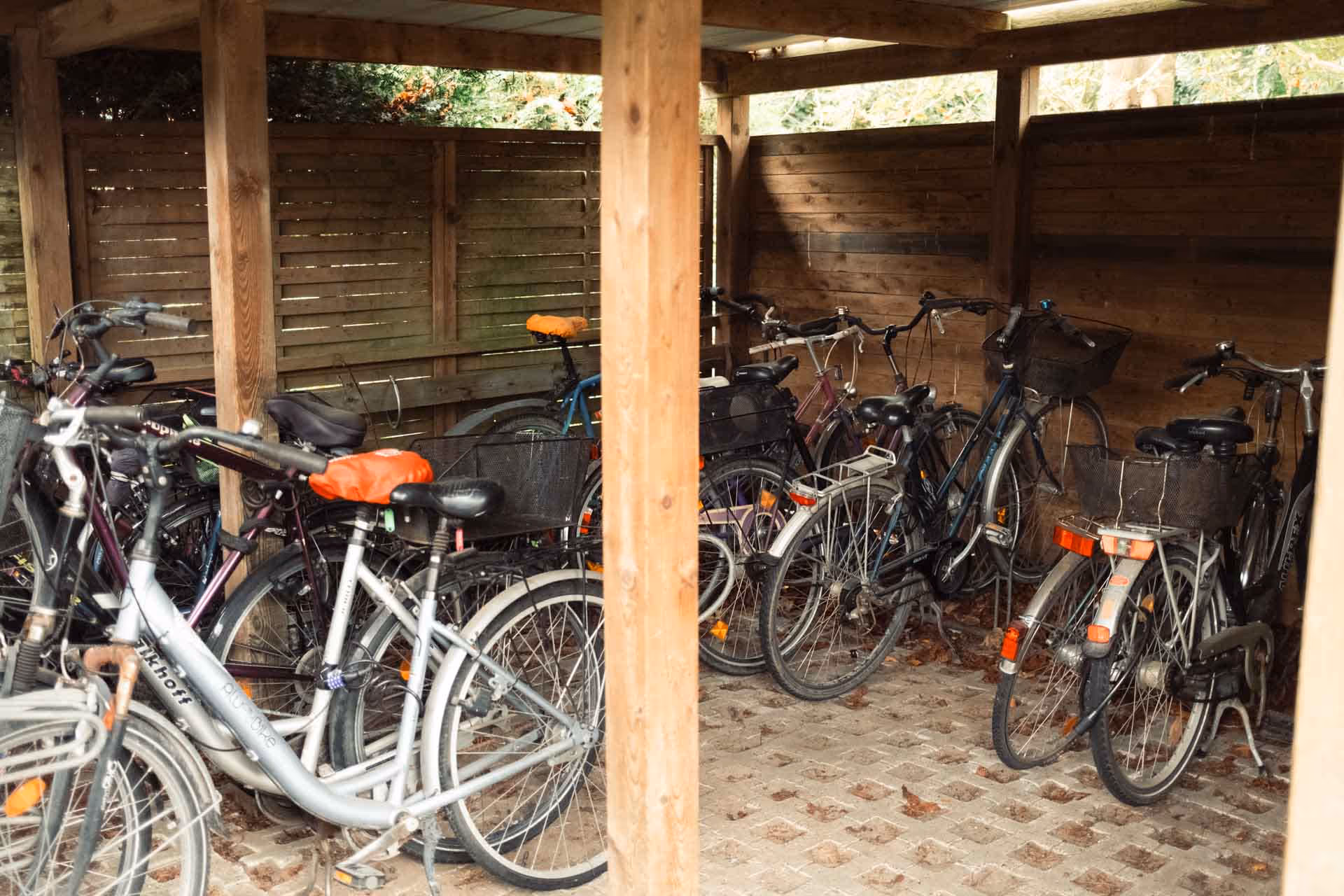 ueberdachter Fahrradschuppen mit mehreren Raedern