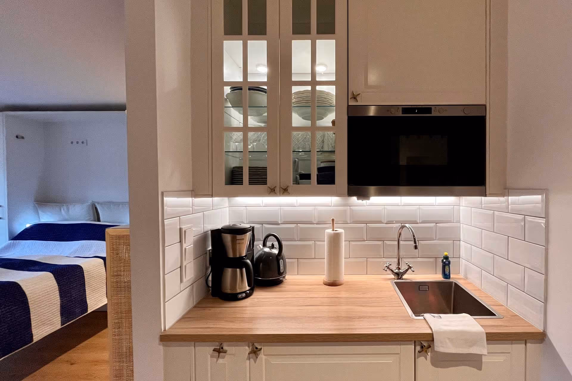 Helle Kochnische mit Kaffeemaschine und Spuele