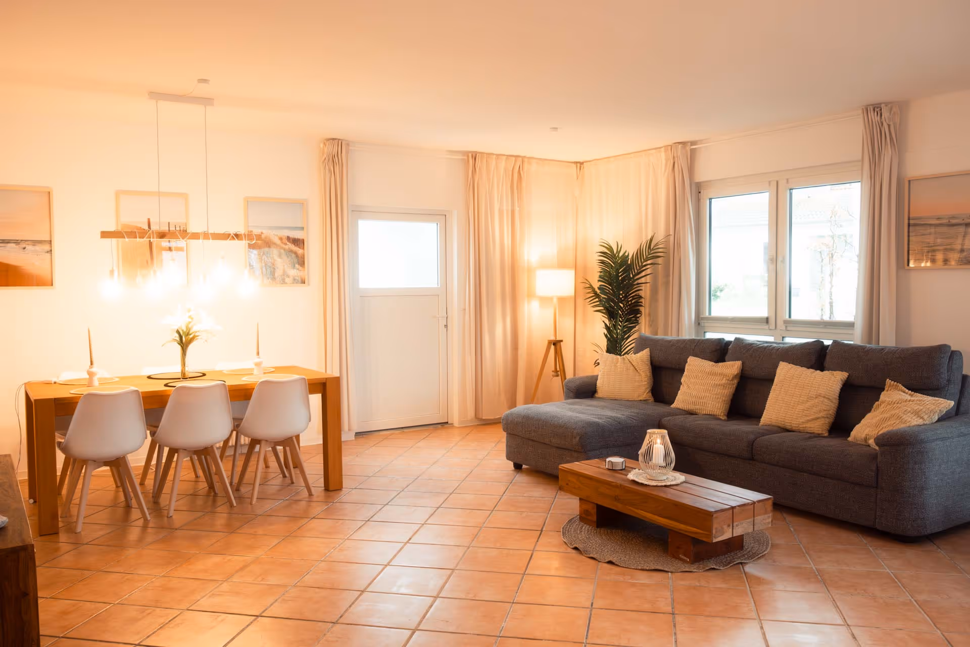 Wohnzimmer mit Esstisch und Couch