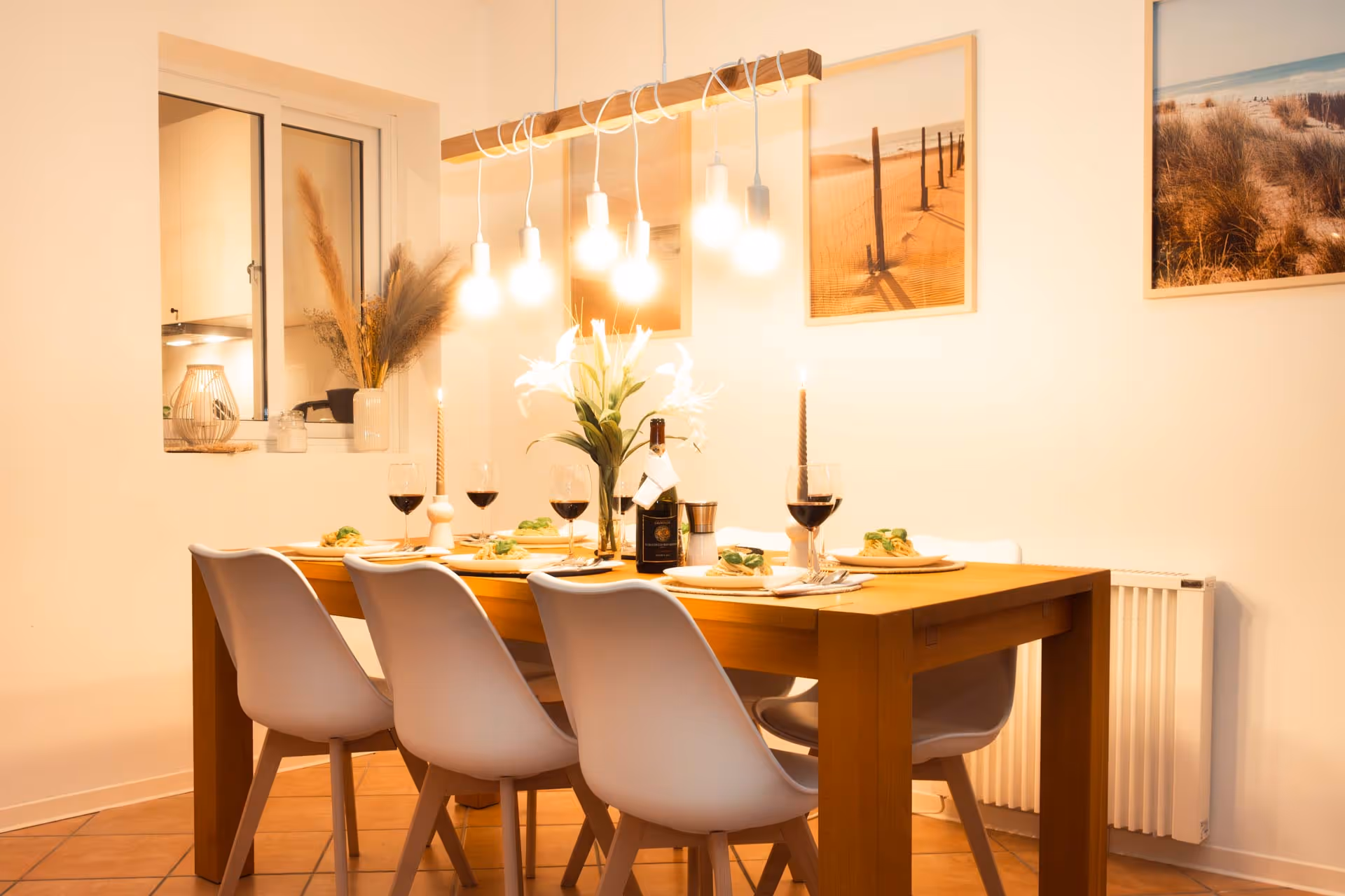 Esstisch mit sechs Stuehlen und Dekoration