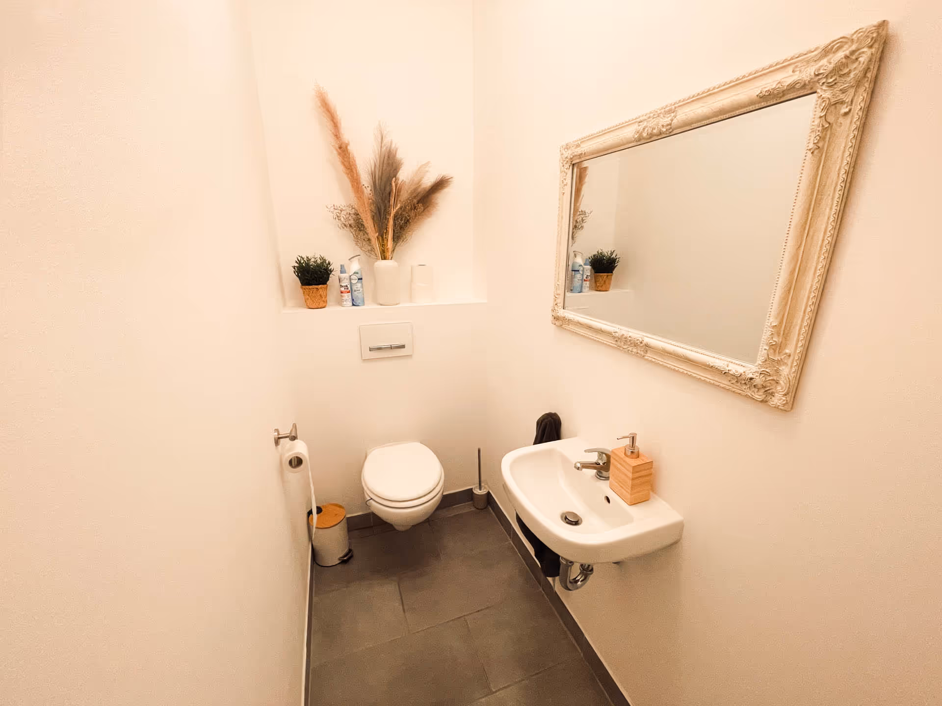 WC mit Spiegel und Dekoration