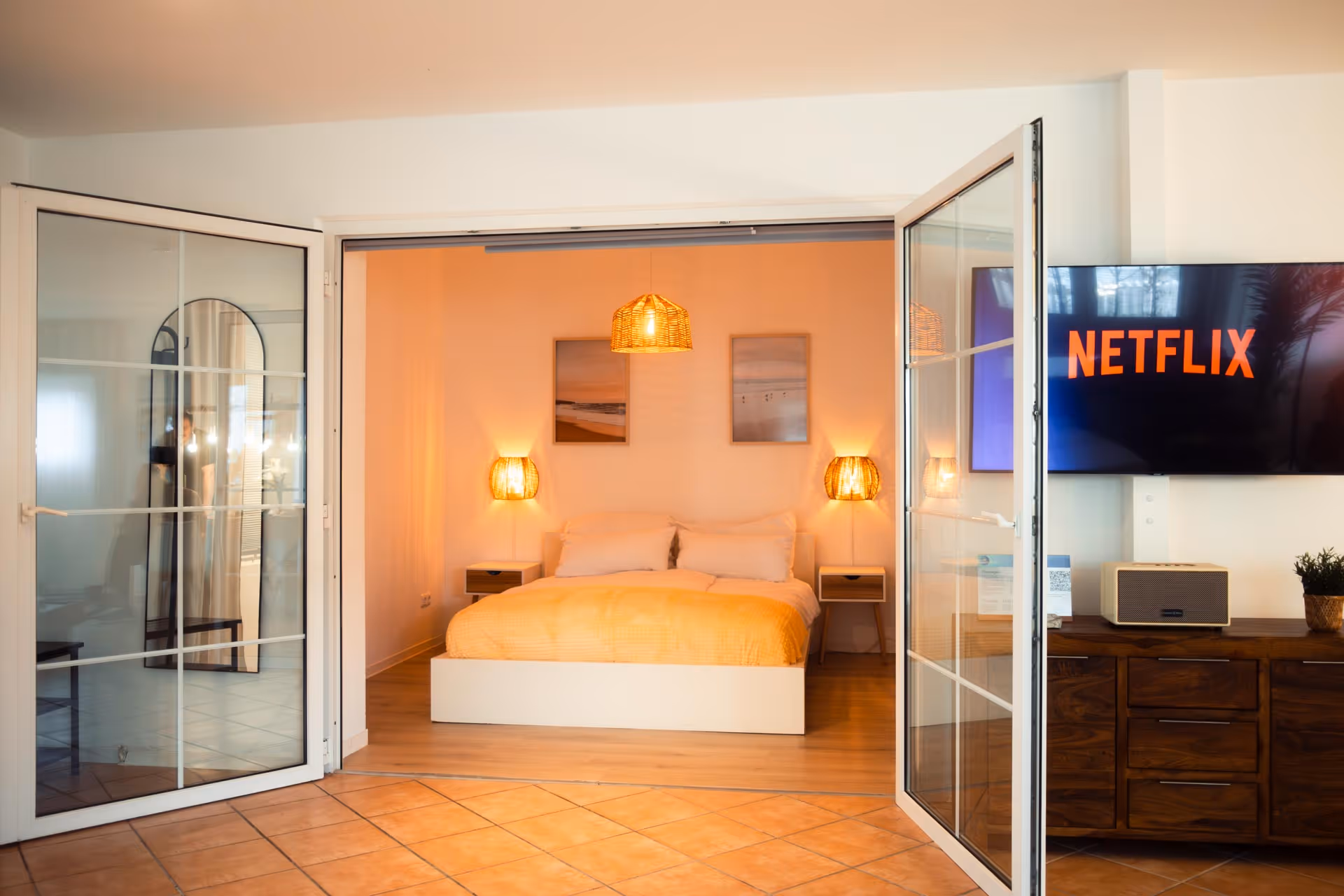 Schlafzimmer mit Blick ins Wohnzimmer