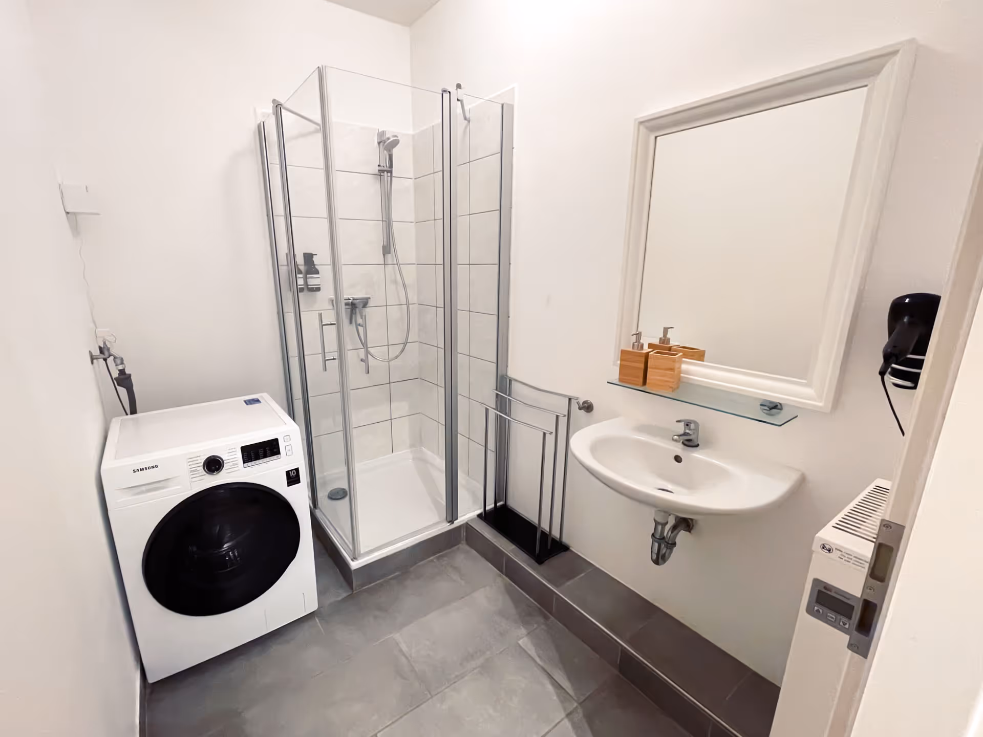 Bad mit Dusche, Waschbecken und Waschmaschine