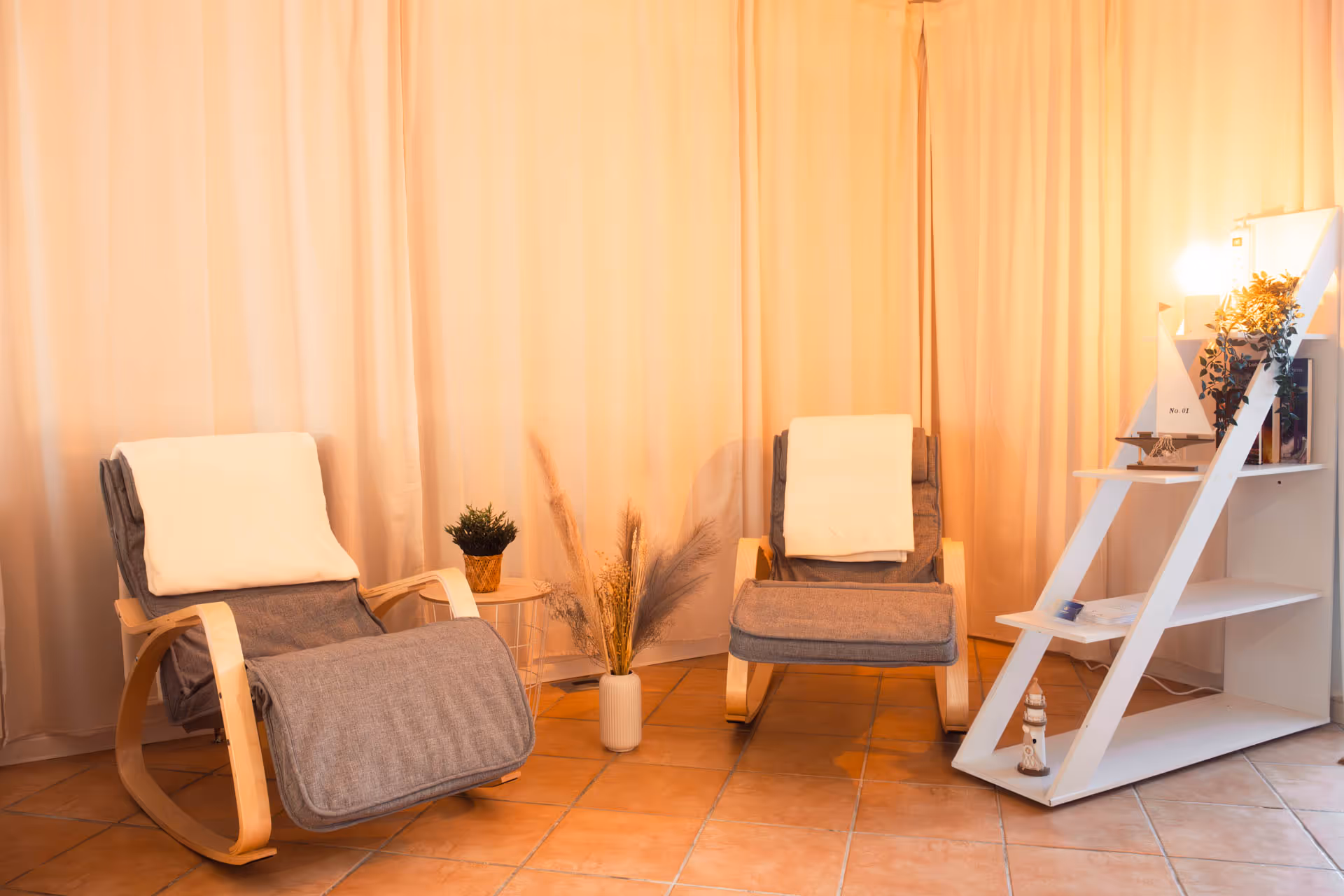 Leseecke mit zwei Sesseln und Regal