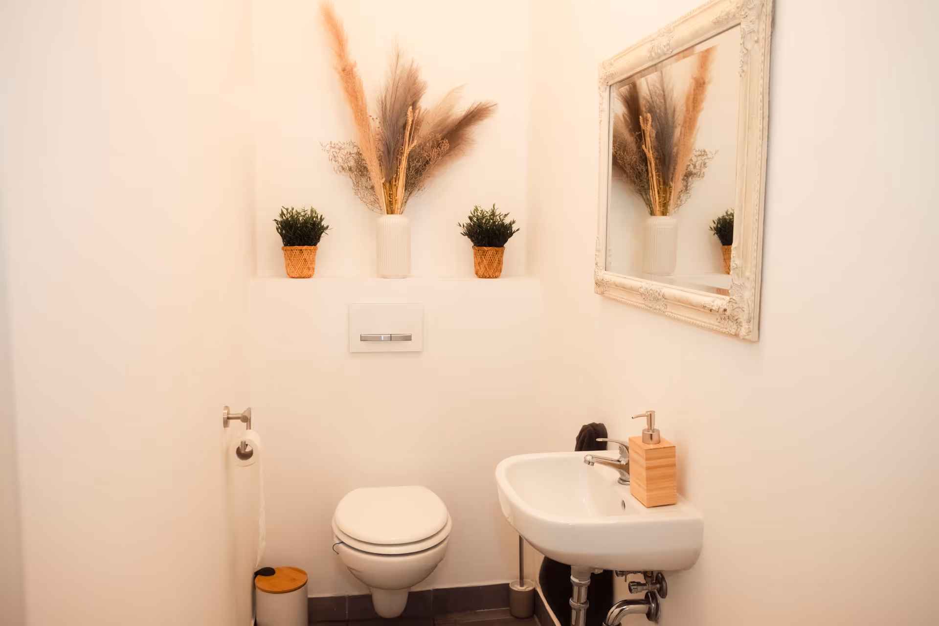 WC mit Spiegel und Wanddeko