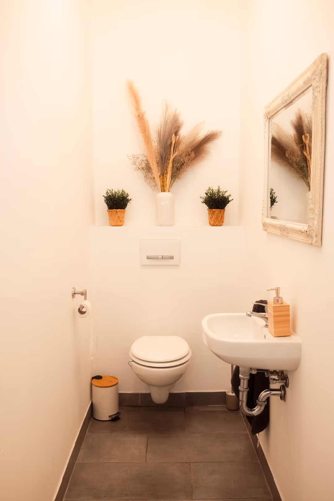Kleines Gaeste-WC mit Wandvase