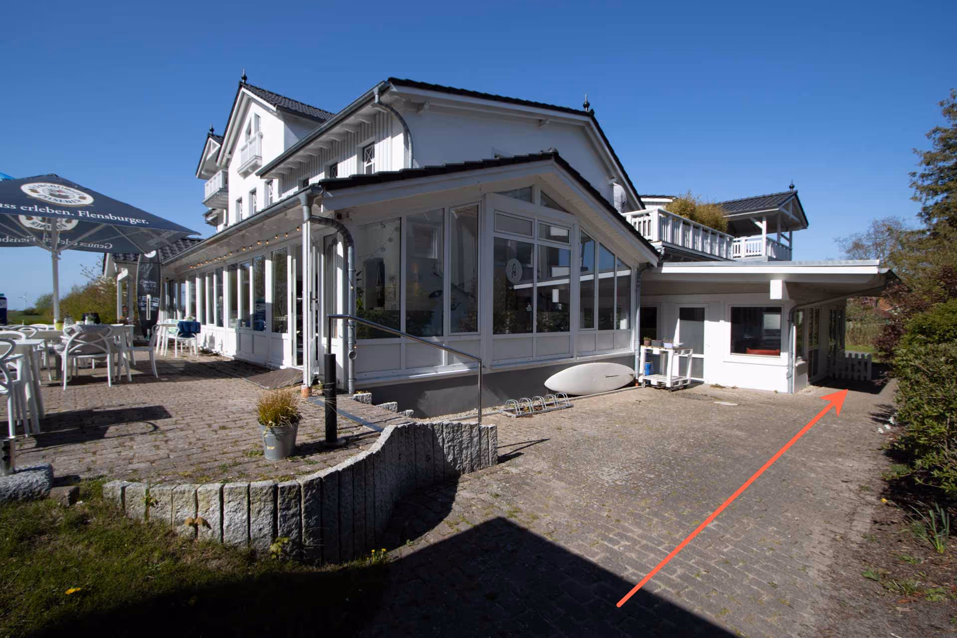 Zugang zur Ferienwohnung hinter dem Café