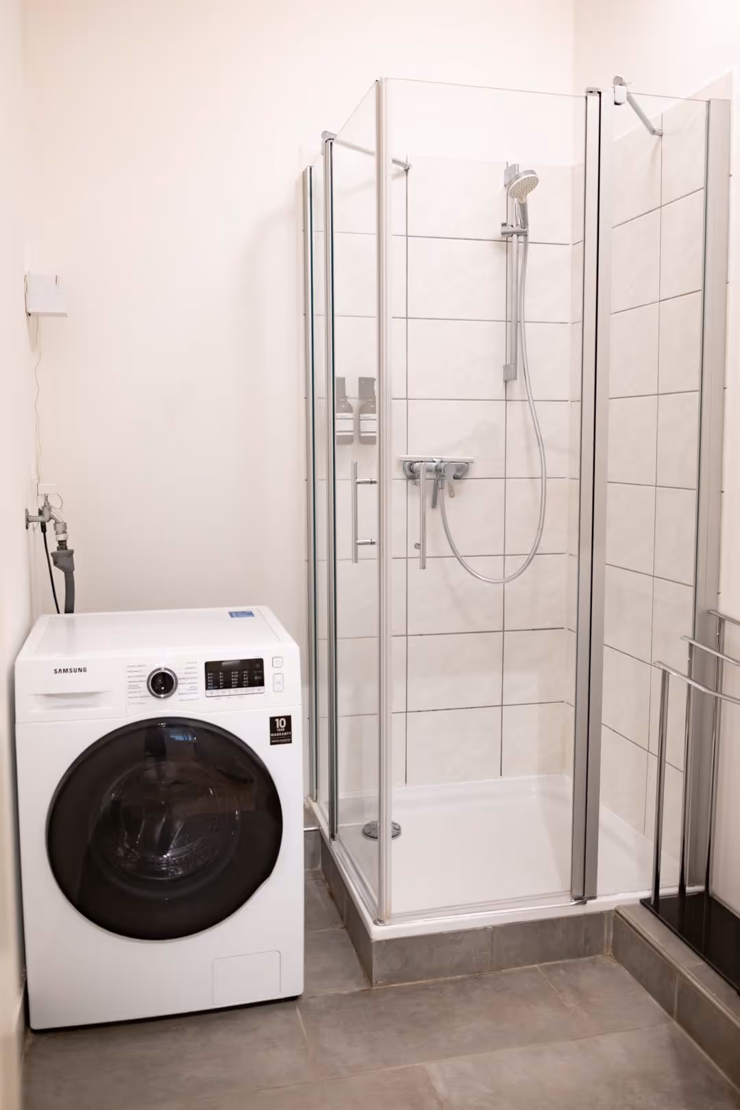 Duschkabine mit Waschmaschine daneben