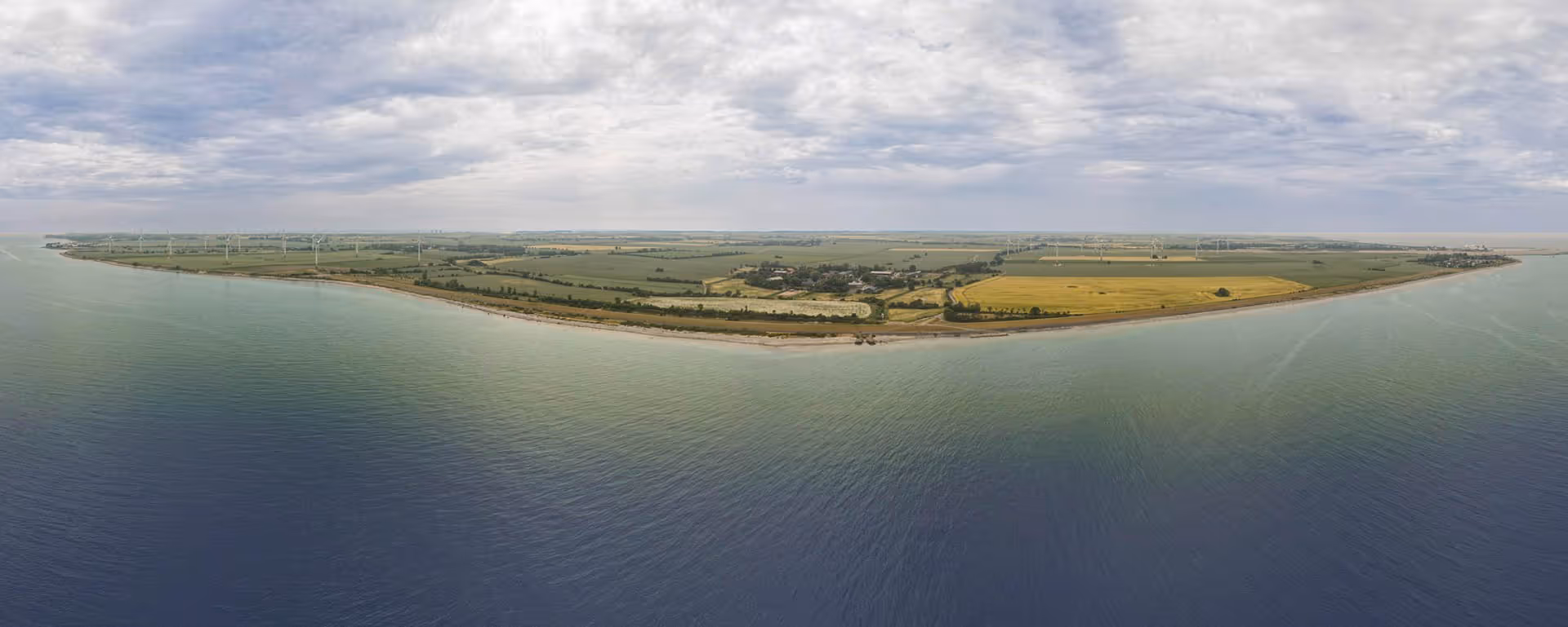 Drohnenaufnahme von der Insel Fehmarn an einem sonnigen Tag mit klarem Himmel