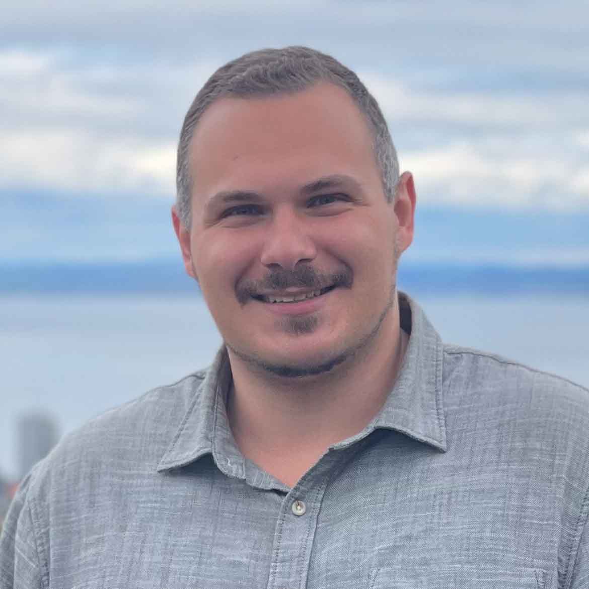 Portait-Aufnahme von Gastgeber Thomas vor Sandsteinen