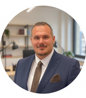 Portait-Aufnahme von Gastgeber Thomas vor Sandsteinen