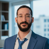 Portait-Aufnahme von Geschaeftführer Burak Demiraran mit buero im Hintergrund