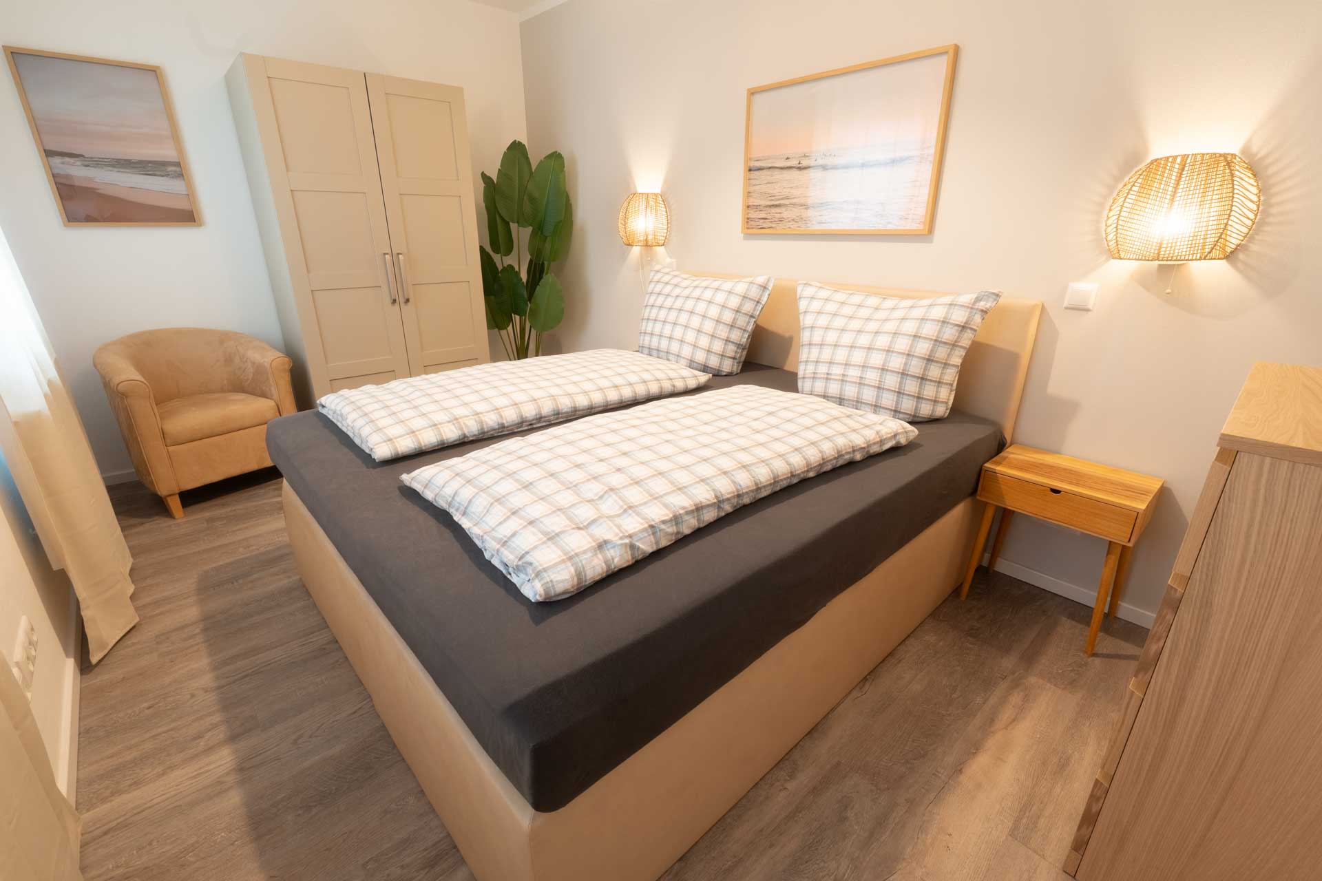 Schlafzimmer mit großem Kleiderschrank, Sessel und Kommode