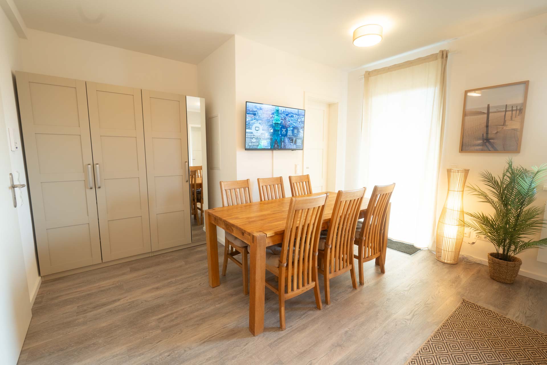 Großer Esstisch aus Holz und großer Kleiderschrank und TV