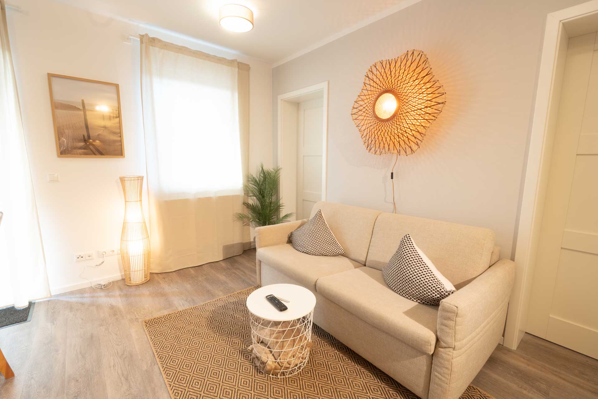 Wohnzimmer mit Sofa und Wandlampe