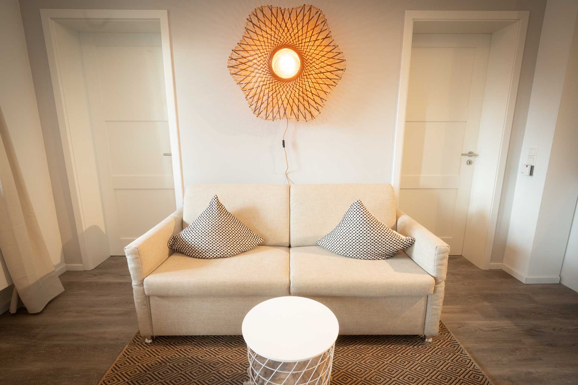 Beiges Sofa mit zwei Kissen