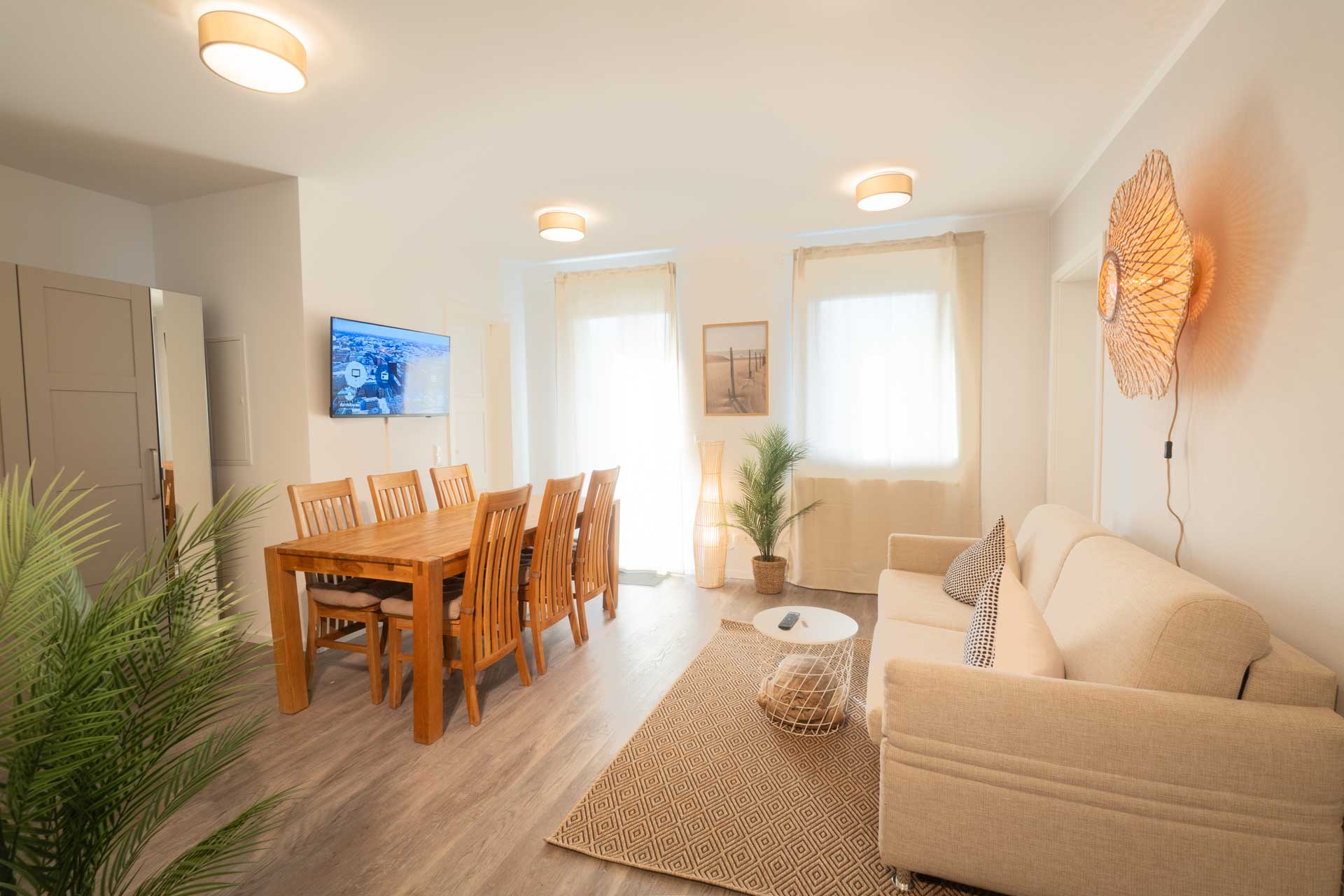 Wohnzimmer mit TV und großem Esstisch