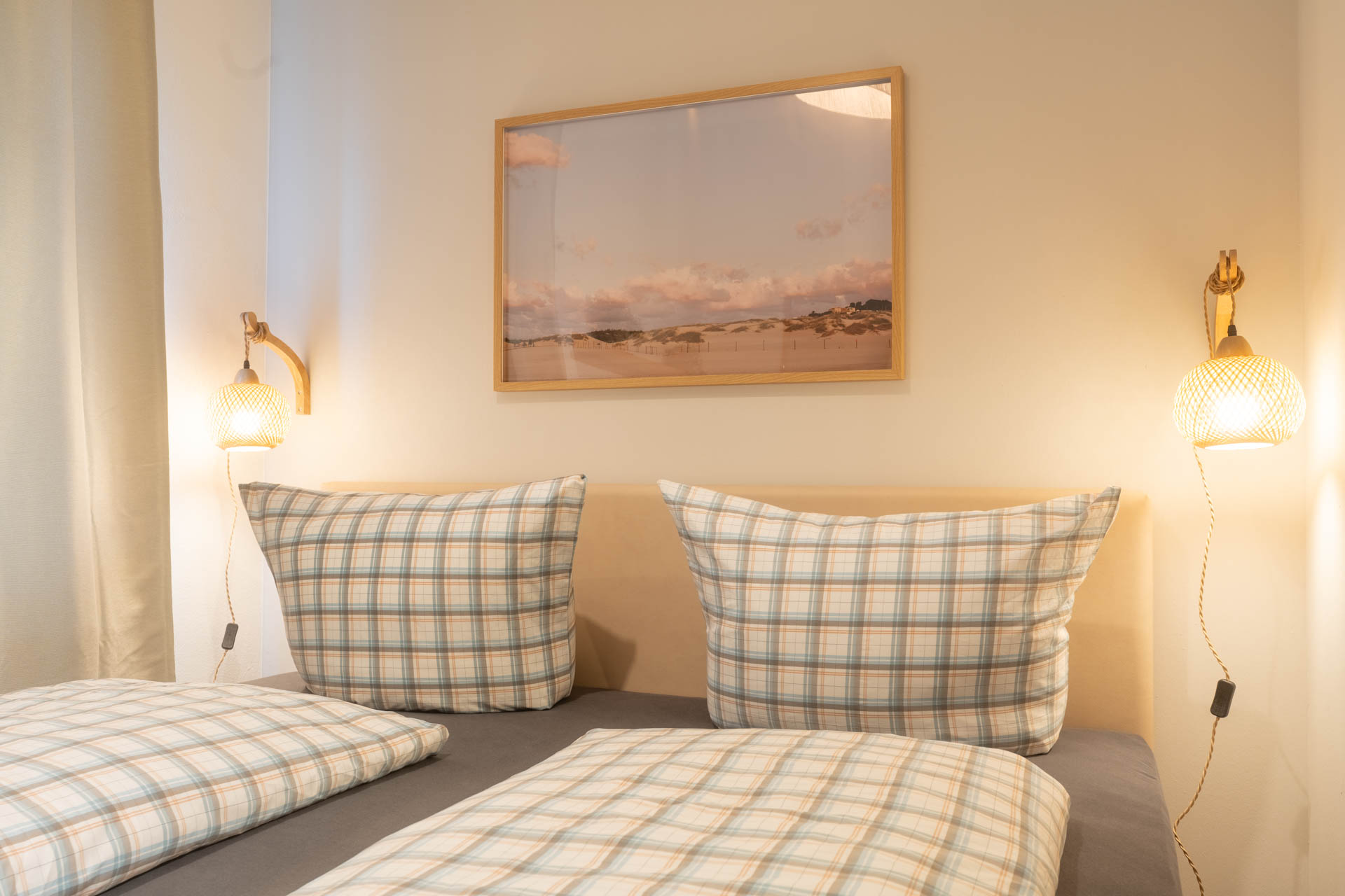 Schlafzimmer mit Bett und warmem Licht