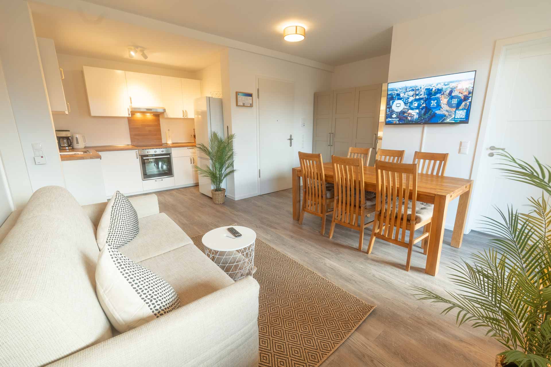 Essbereich mit großem Holztisch