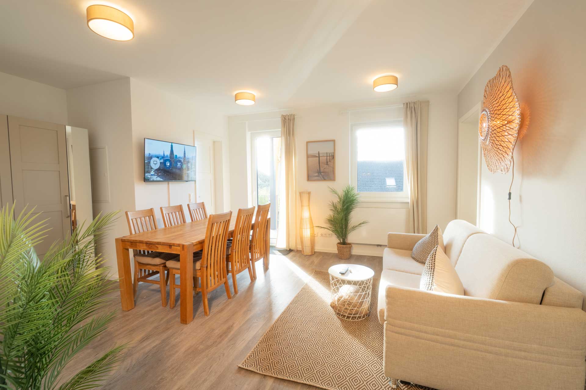 Wohnbereich mit Holztisch und Sofa