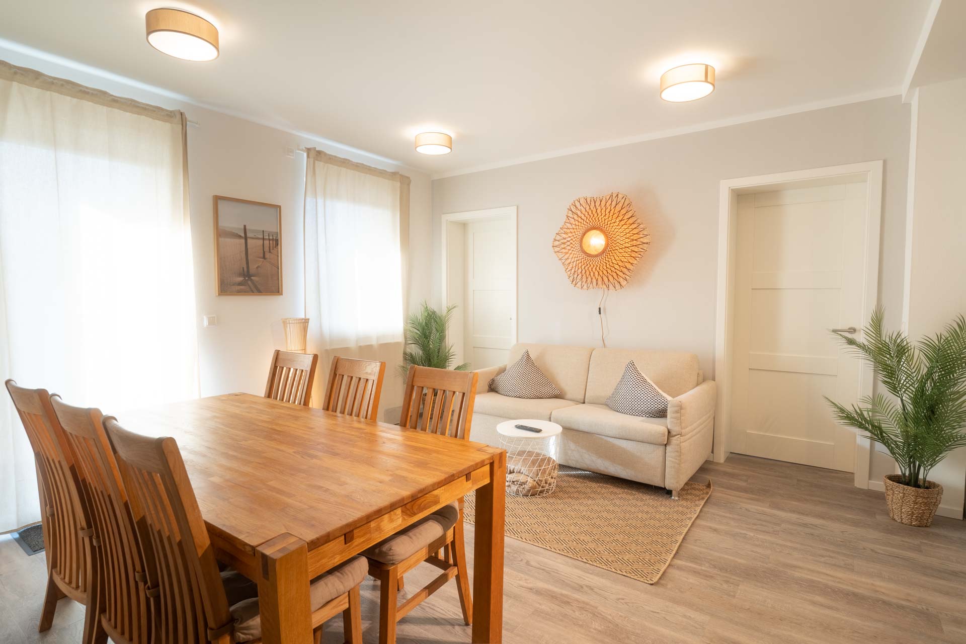 Essbereich mit Sofa und Wanddekoration