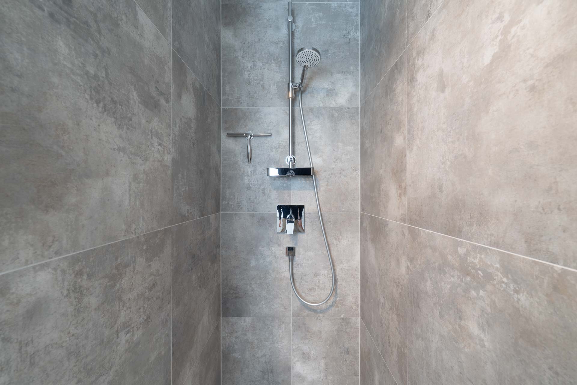 Nahaufnahme der modernen Dusche mit Handbrause