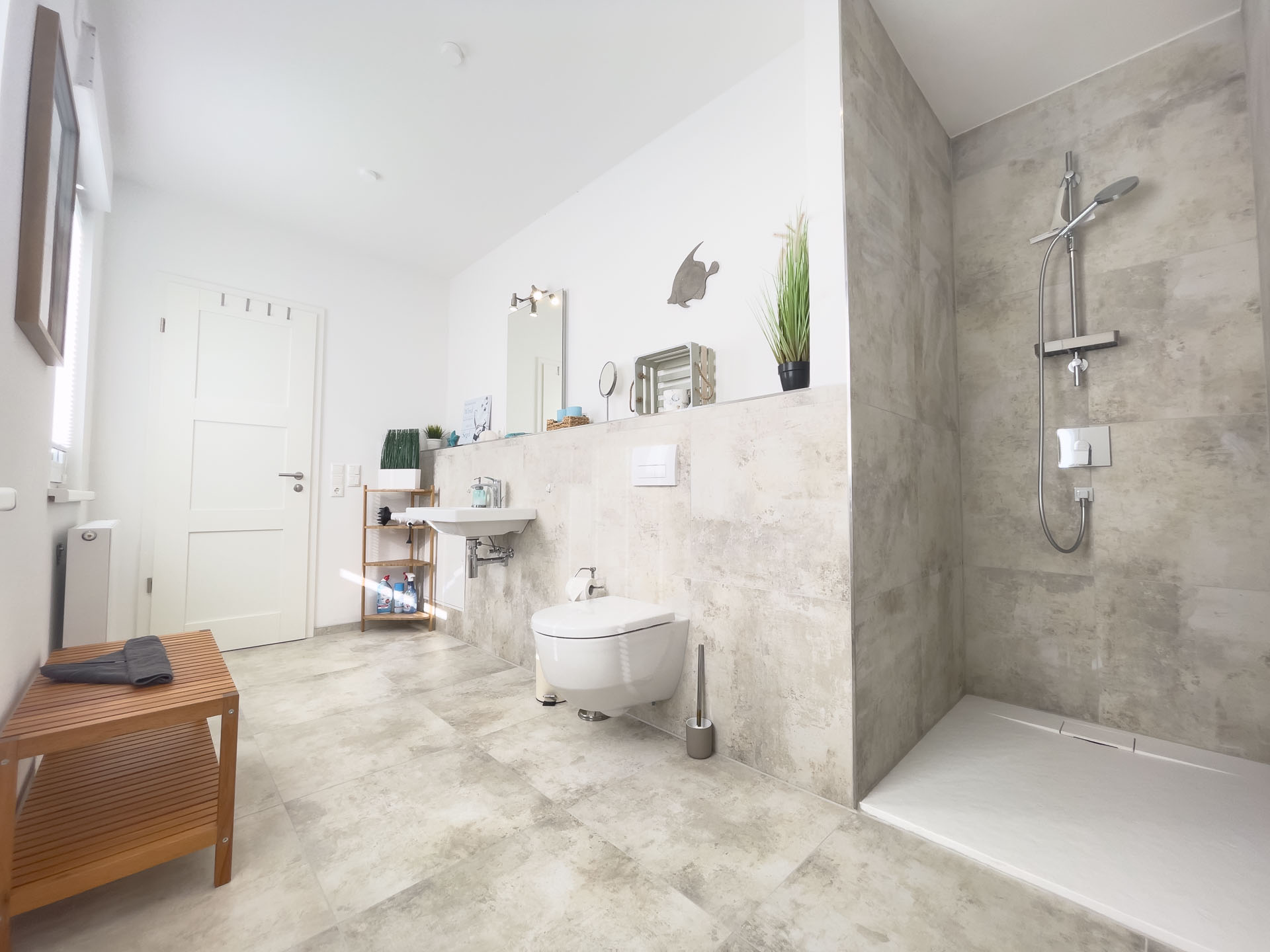 Modernes Bad mit offener Dusche und Wand-WC