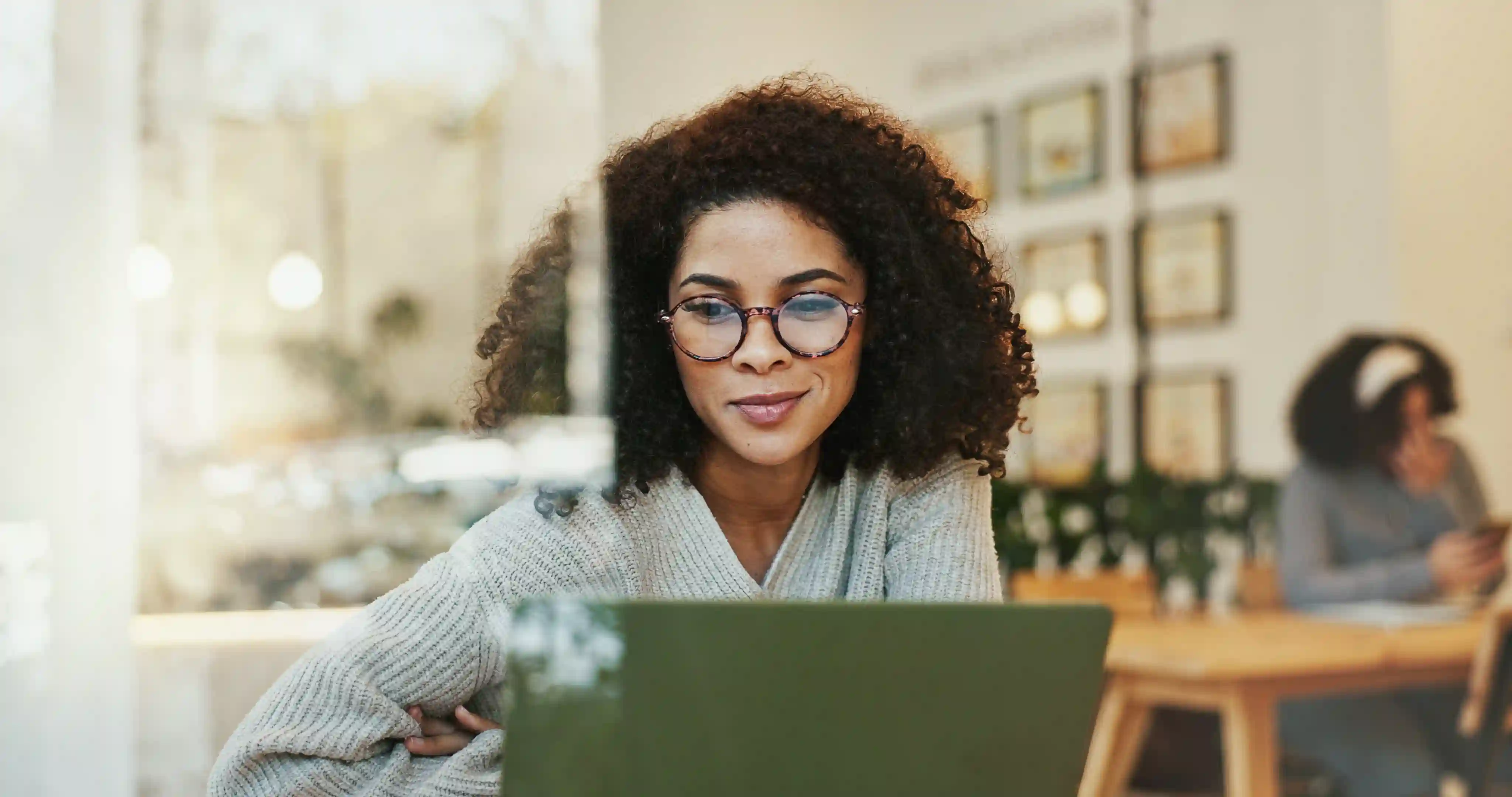A female publishing professional working at a coffee shop.