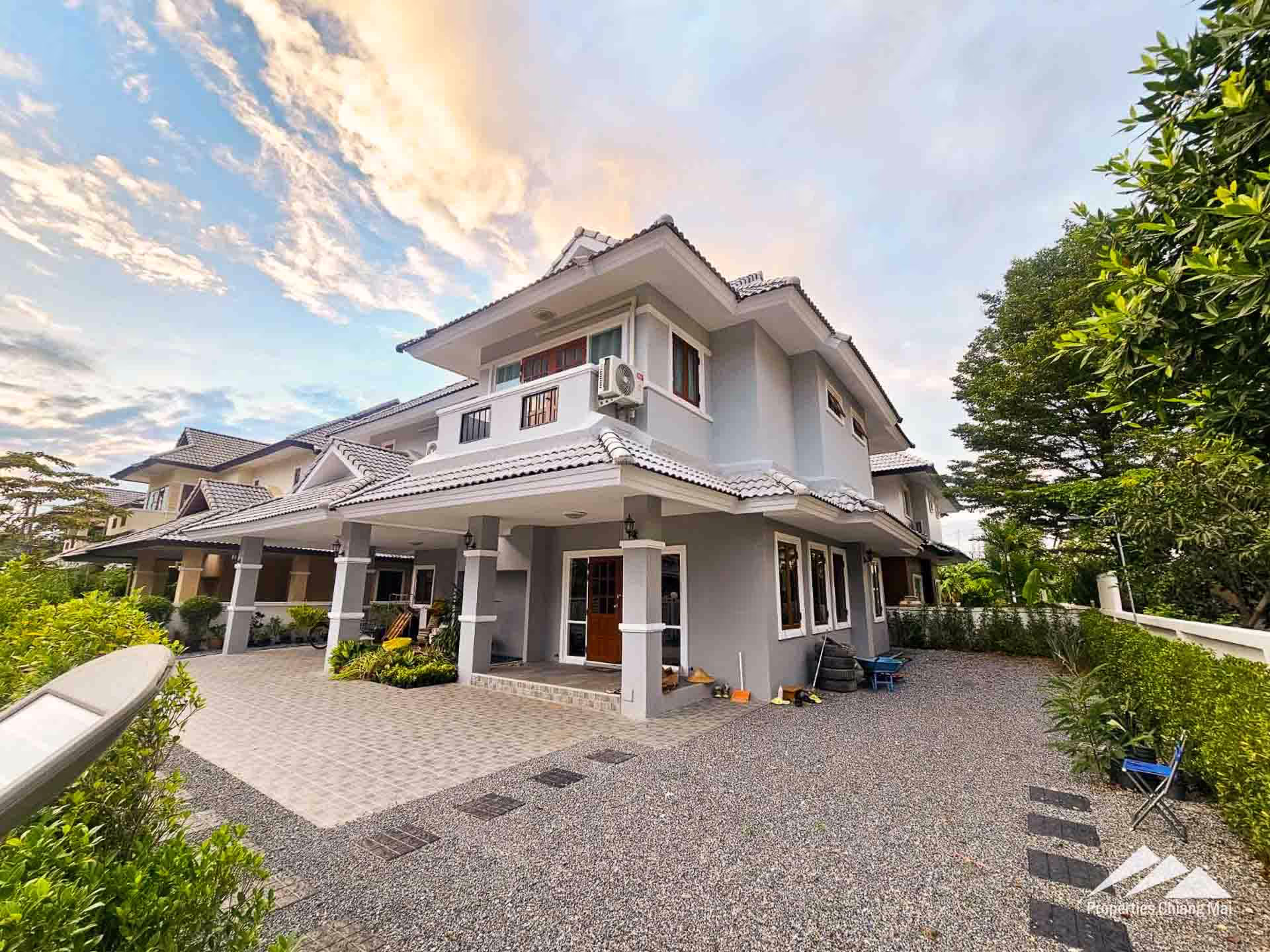 4 Bedroom House For Sale Close to the Airport