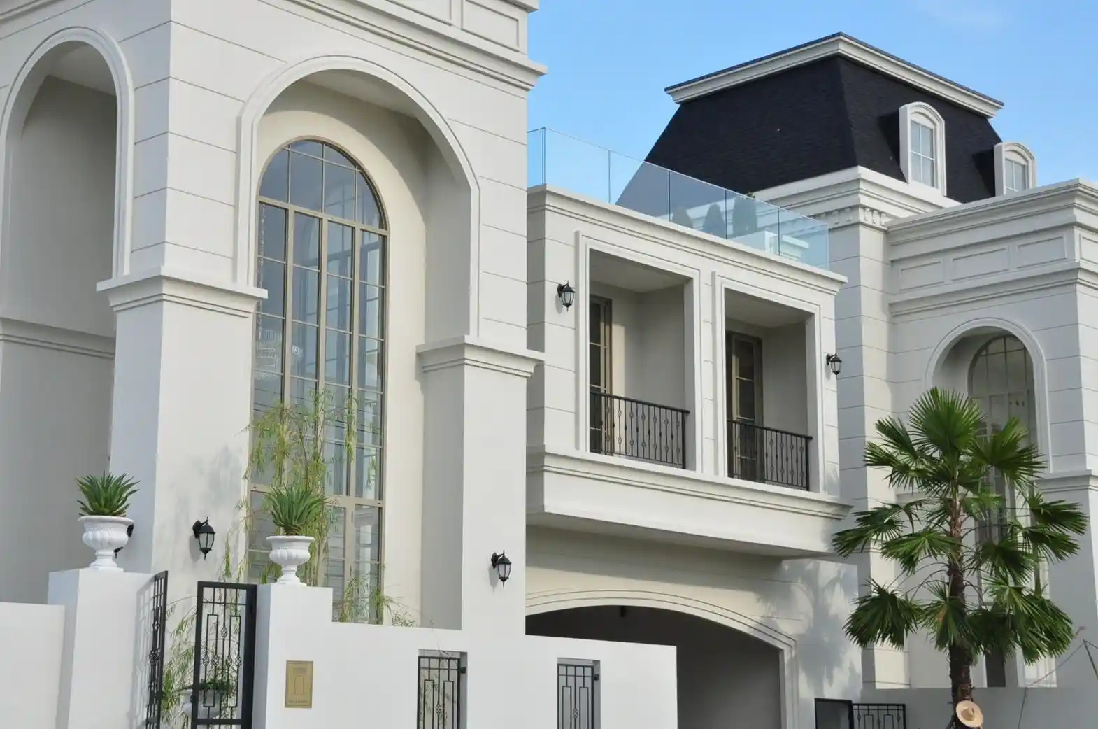 Elegant 4-Bedroom Neoclassical Villa with Private Pool in Hang Dong