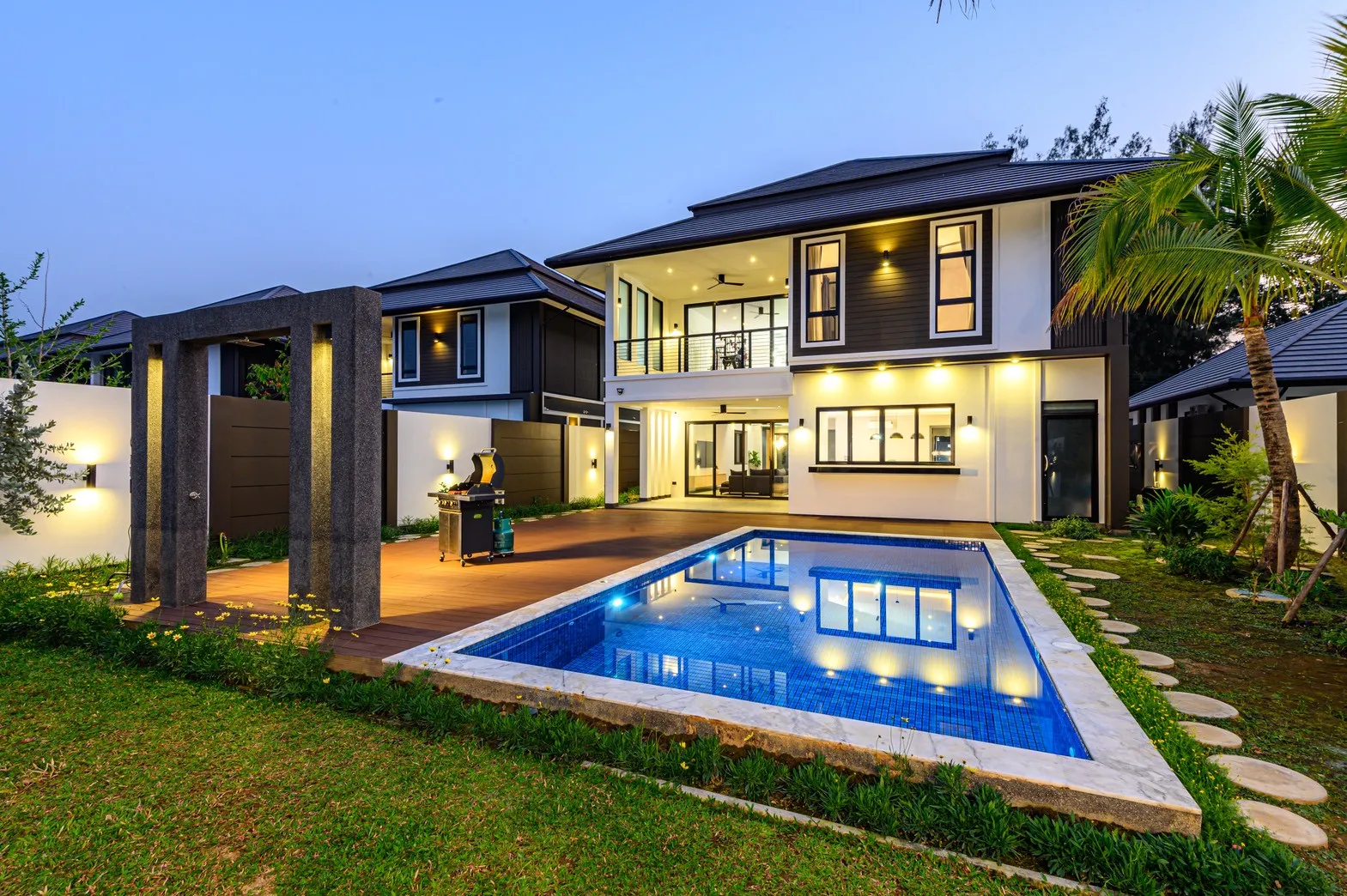 วิลล่าสุดหรู 3 ห้องนอนพร้อมระบบพลังงานแสงอาทิตย์ 21kW ในวัดเกตุ