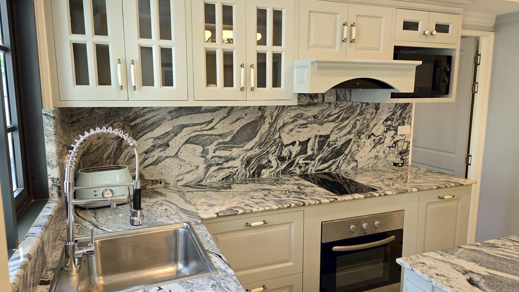 Luxury 3-Unit Colonial Estate: A Turnkey Income Property in Nimman’s Heart