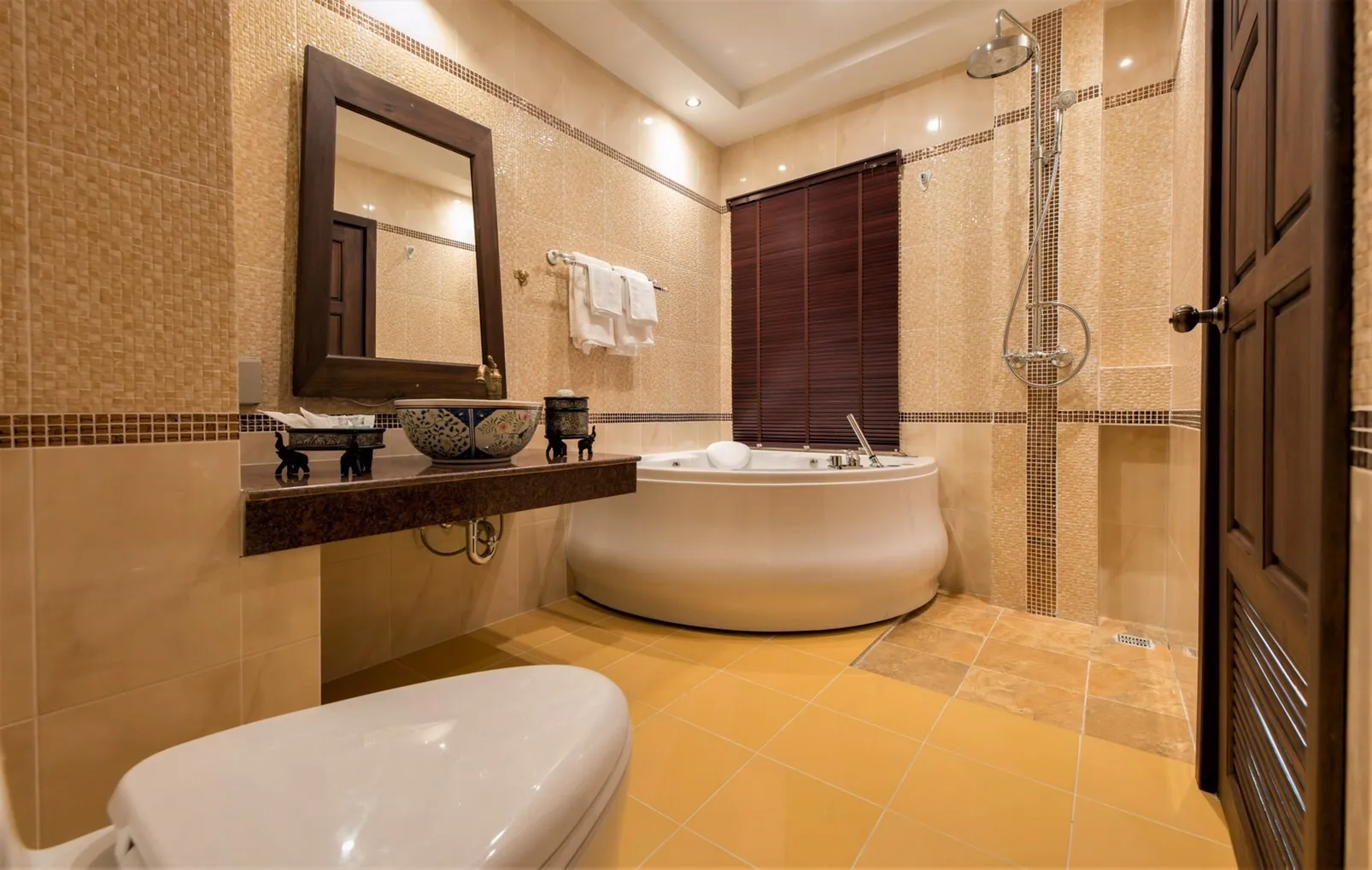 Value-Add Hotel For Sale | Chiang Mai Moat — photo 2 of 7