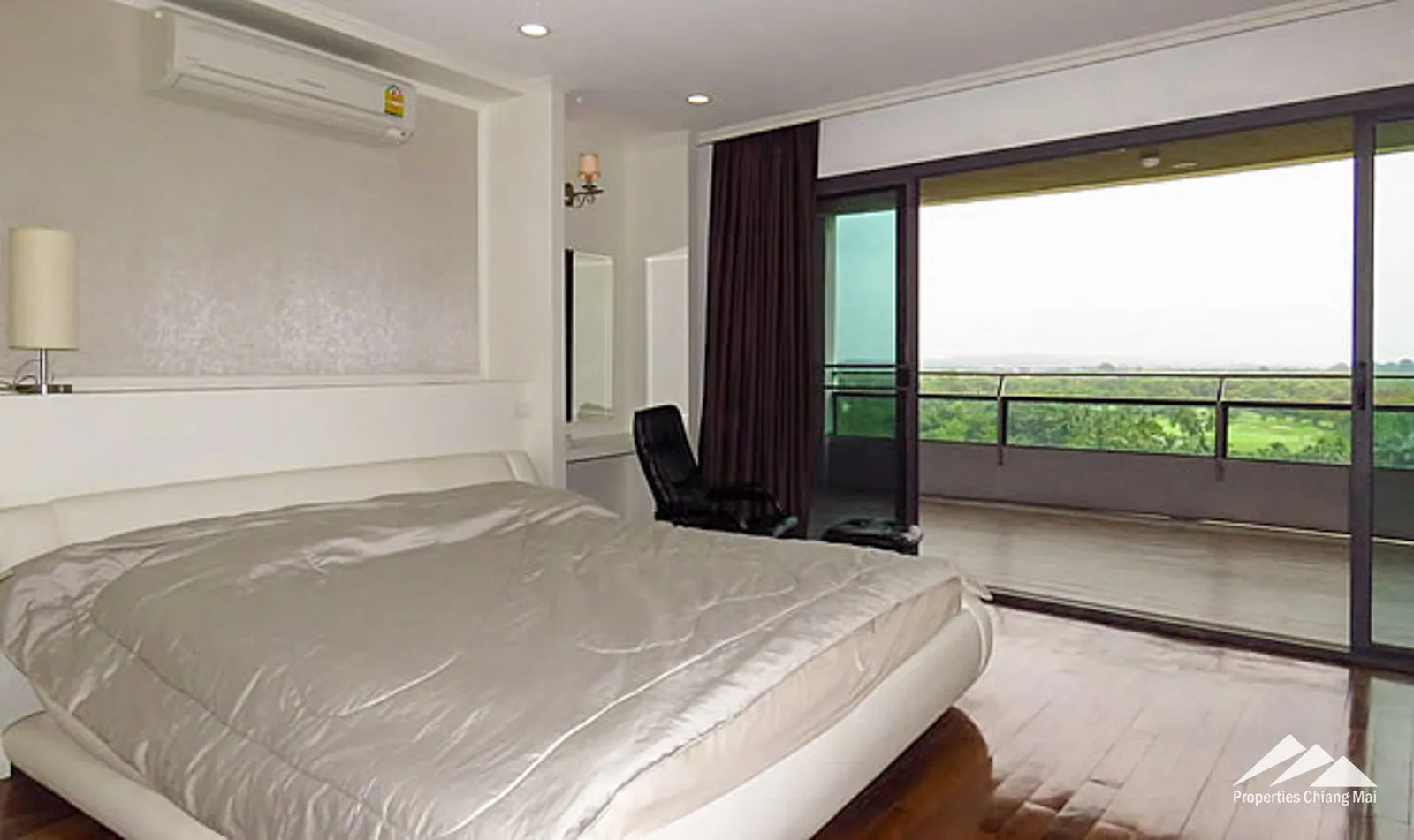 คอนโดกว้างขวาง 3 ห้องนอนพร้อมวิวภูเขาและสนามกอล์ฟ! — photo 4 of 18