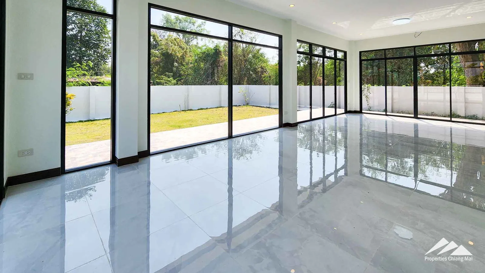 บ้านใหม่ทันสมัยพร้อมสวนขนาดใหญ่และดาดฟ้าพร้อมทิวทัศน์ธรรมชาติ 360 แห่ง — photo 21 of 25
