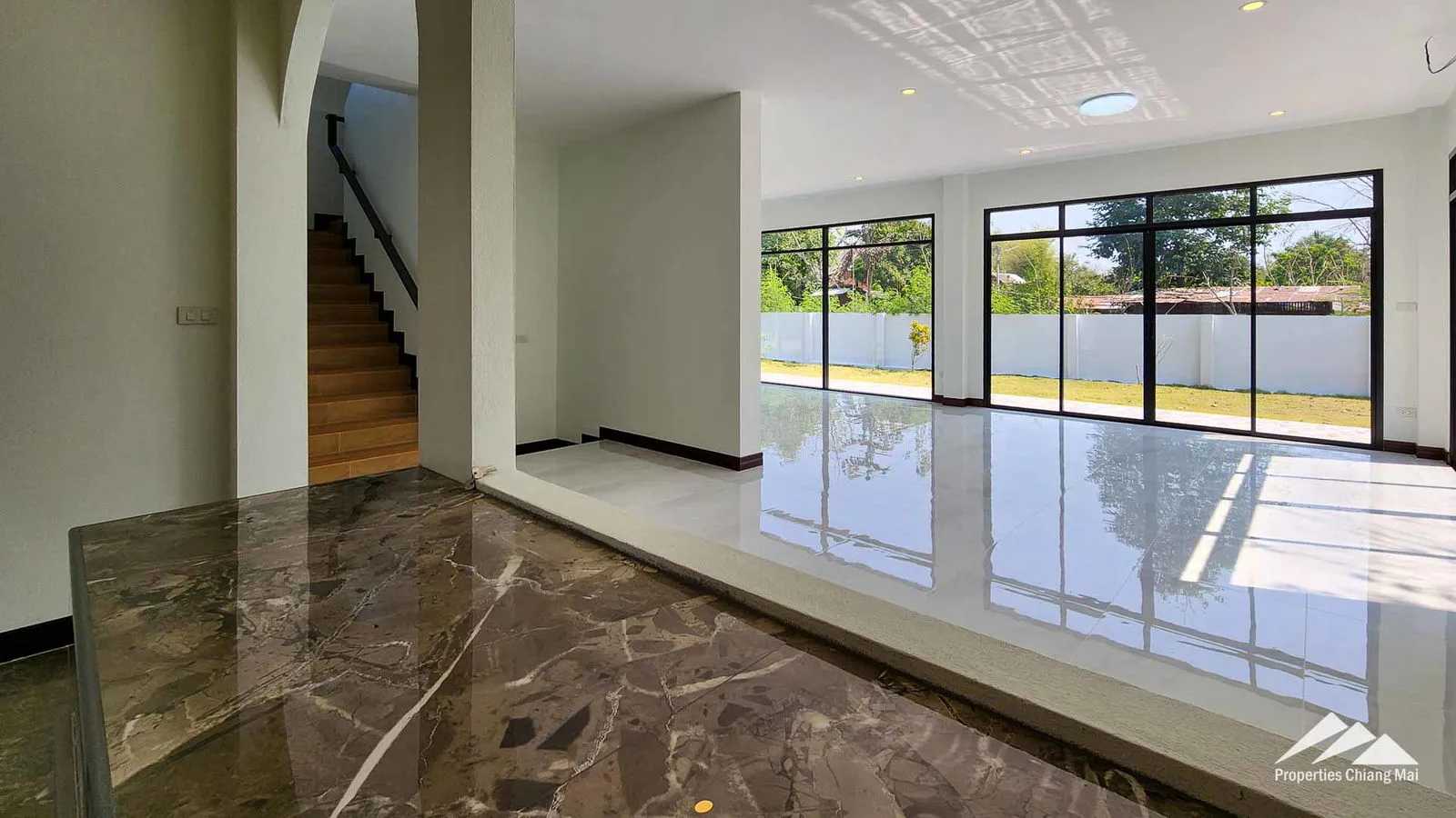 บ้านใหม่ทันสมัยพร้อมสวนขนาดใหญ่และดาดฟ้าพร้อมทิวทัศน์ธรรมชาติ 360 แห่ง — photo 19 of 25