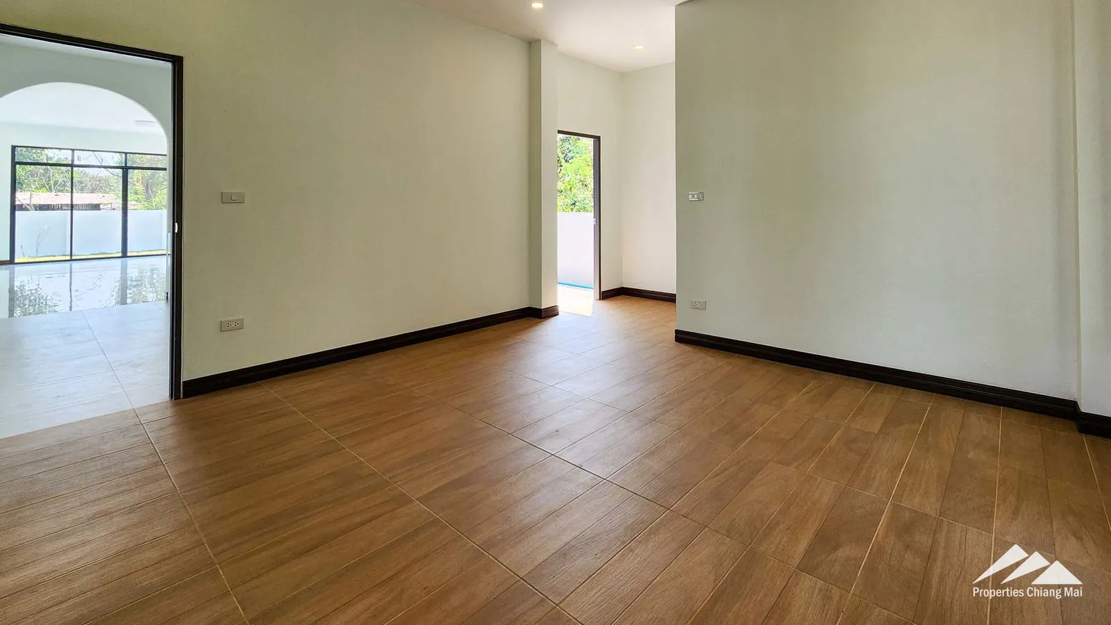 บ้านใหม่ทันสมัยพร้อมสวนขนาดใหญ่และดาดฟ้าพร้อมทิวทัศน์ธรรมชาติ 360 แห่ง — photo 13 of 25