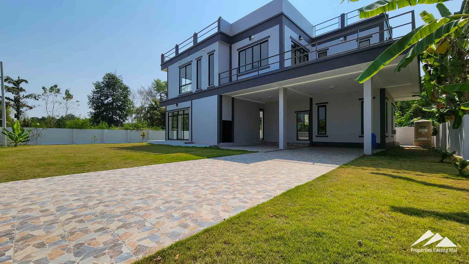 New Modern House With A Large Garden And Rooftop With 360 Nature Views