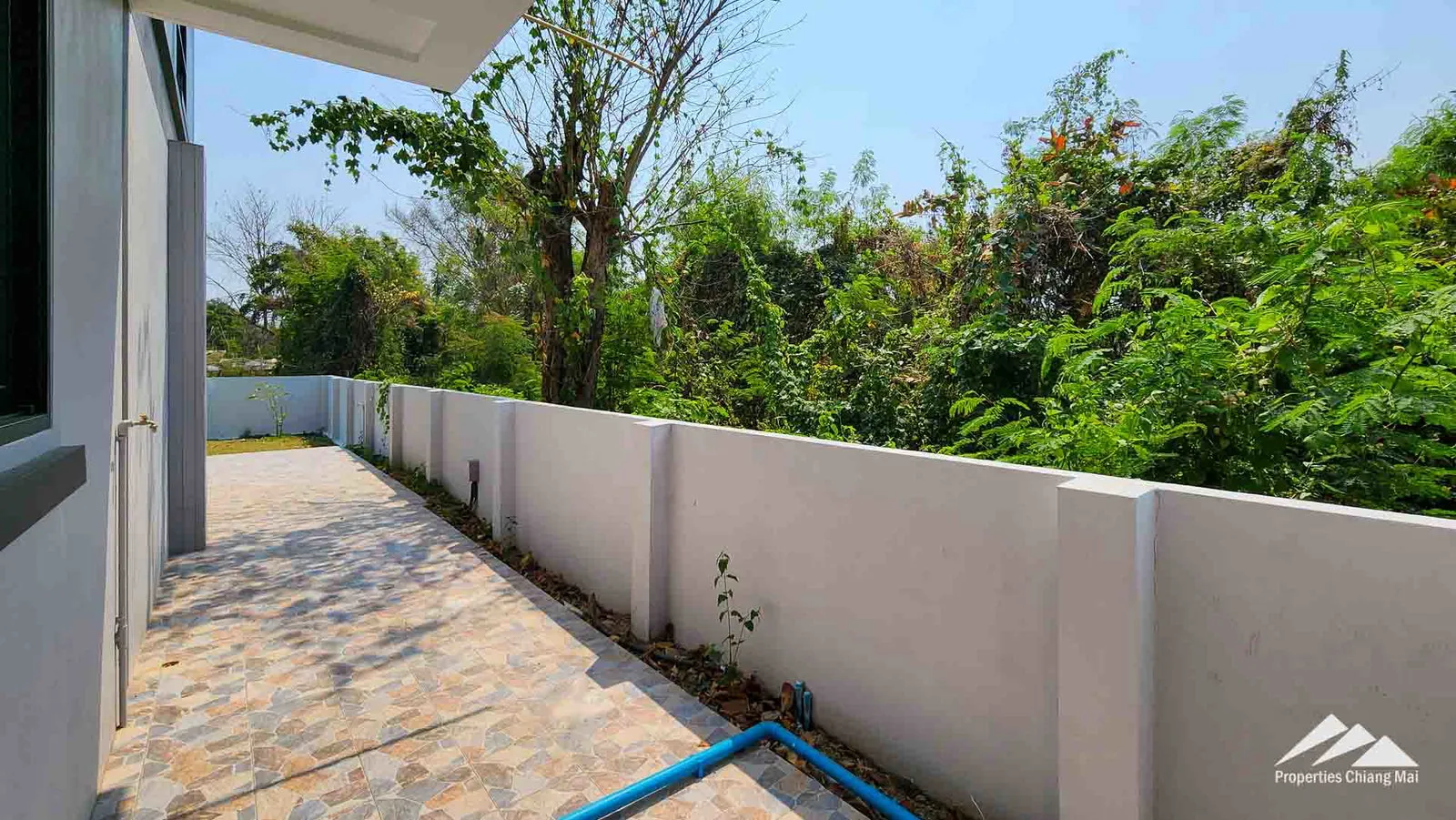 บ้านใหม่ทันสมัยพร้อมสวนขนาดใหญ่และดาดฟ้าพร้อมทิวทัศน์ธรรมชาติ 360 แห่ง — photo 14 of 25