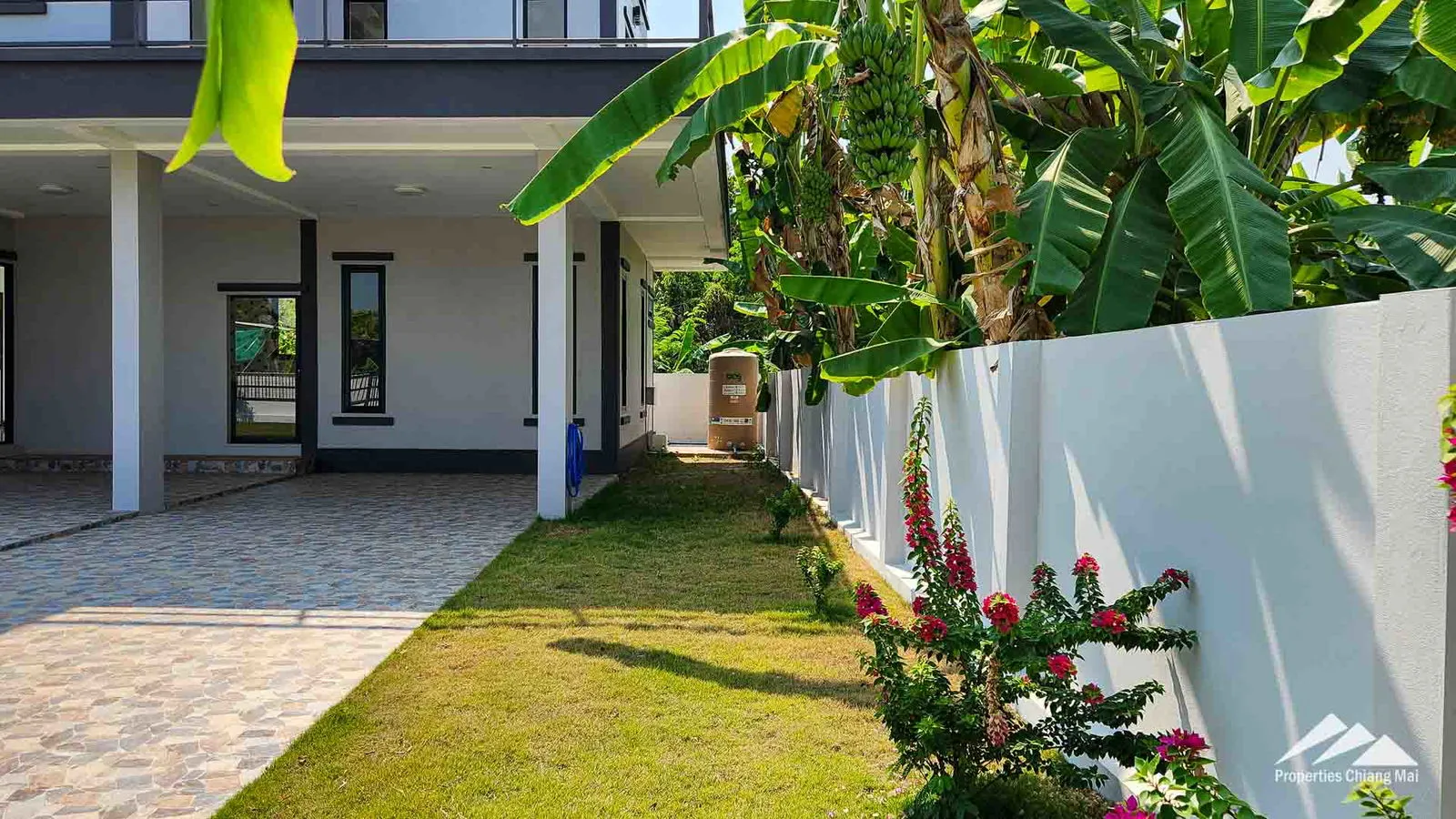 บ้านใหม่ทันสมัยพร้อมสวนขนาดใหญ่และดาดฟ้าพร้อมทิวทัศน์ธรรมชาติ 360 แห่ง — photo 7 of 25
