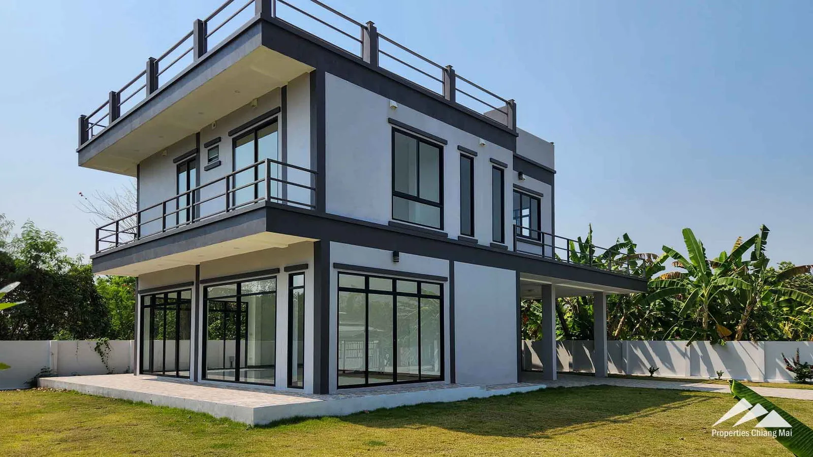 บ้านใหม่ทันสมัยพร้อมสวนขนาดใหญ่และดาดฟ้าพร้อมทิวทัศน์ธรรมชาติ 360 แห่ง — photo 2 of 25