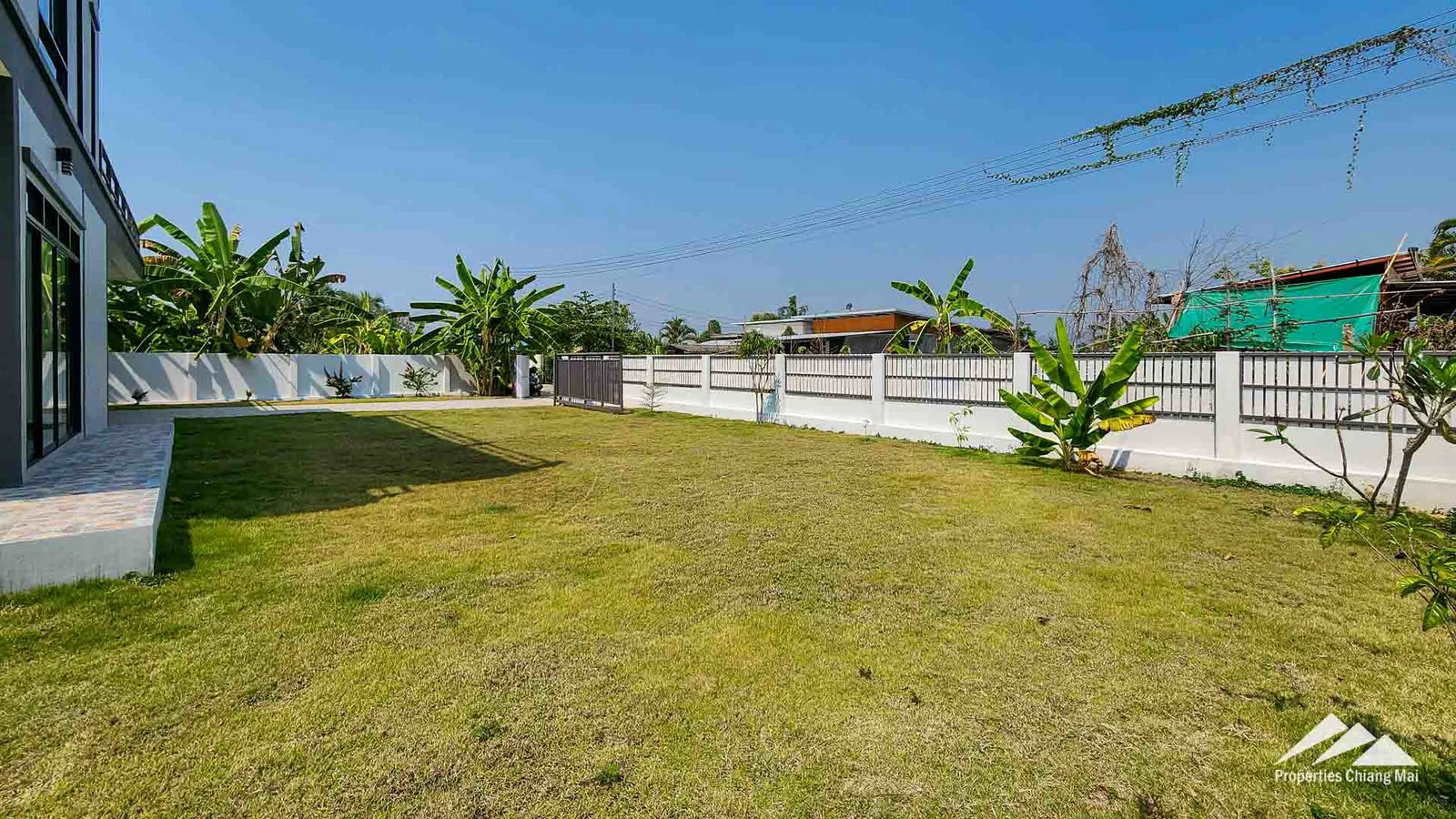 บ้านใหม่ทันสมัยพร้อมสวนขนาดใหญ่และดาดฟ้าพร้อมทิวทัศน์ธรรมชาติ 360 แห่ง — photo 5 of 25