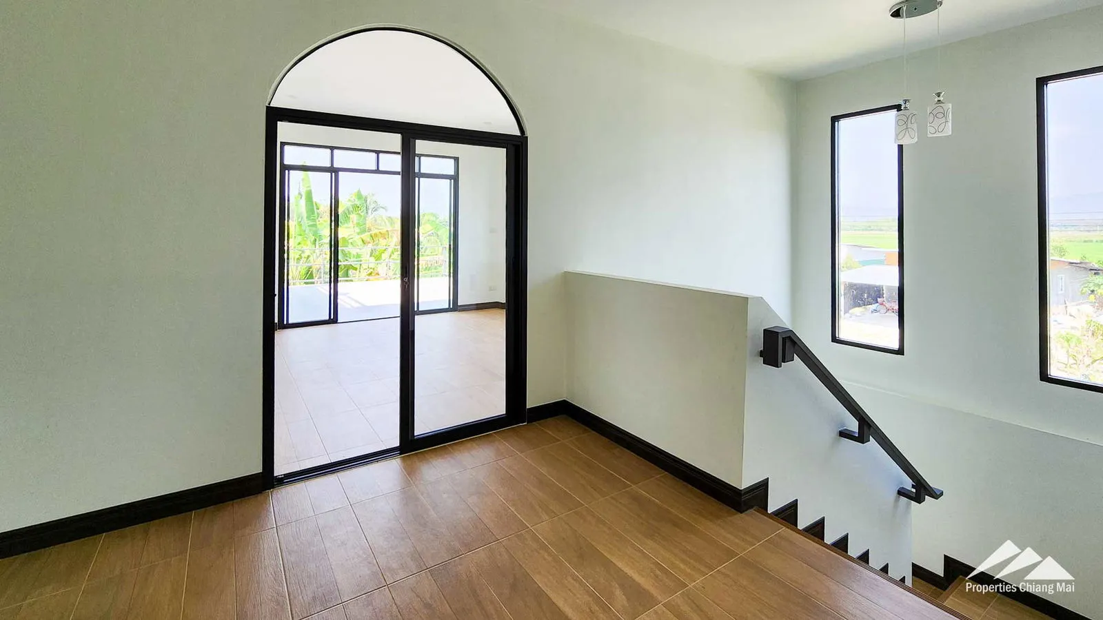 บ้านใหม่ทันสมัยพร้อมสวนขนาดใหญ่และดาดฟ้าพร้อมทิวทัศน์ธรรมชาติ 360 แห่ง — photo 25 of 25