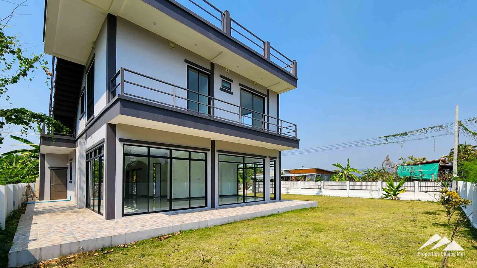 บ้านใหม่ทันสมัยพร้อมสวนขนาดใหญ่และดาดฟ้าพร้อมทิวทัศน์ธรรมชาติ 360 แห่ง — photo 3 of 25