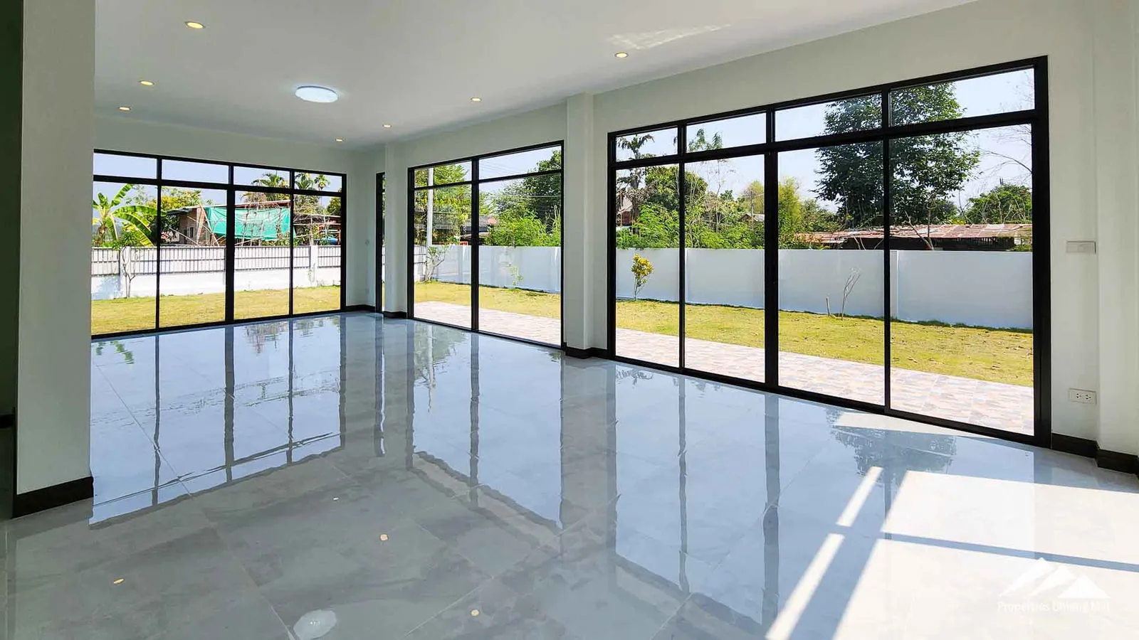 บ้านใหม่ทันสมัยพร้อมสวนขนาดใหญ่และดาดฟ้าพร้อมทิวทัศน์ธรรมชาติ 360 แห่ง — photo 20 of 25