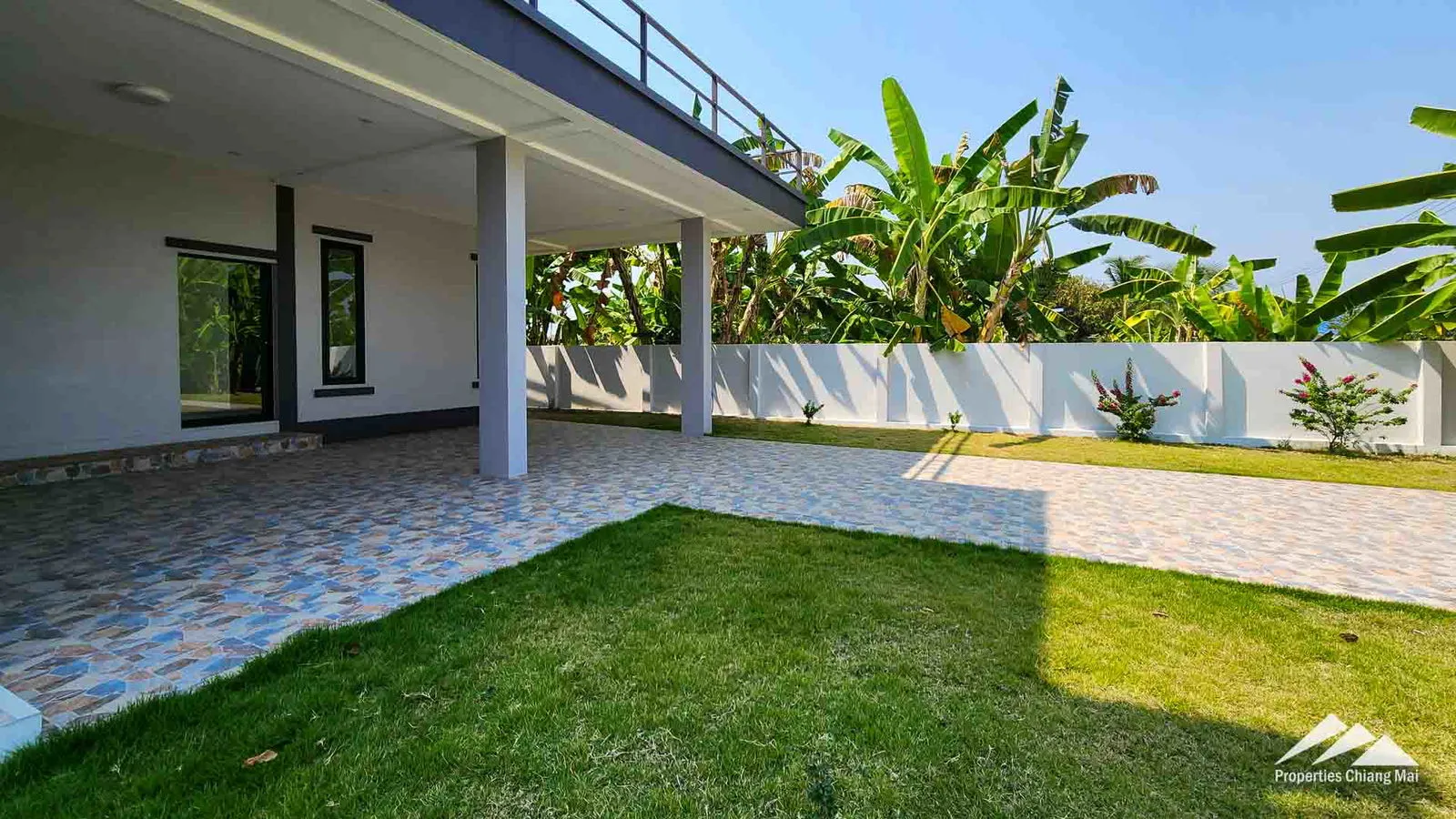บ้านใหม่ทันสมัยพร้อมสวนขนาดใหญ่และดาดฟ้าพร้อมทิวทัศน์ธรรมชาติ 360 แห่ง — photo 6 of 25