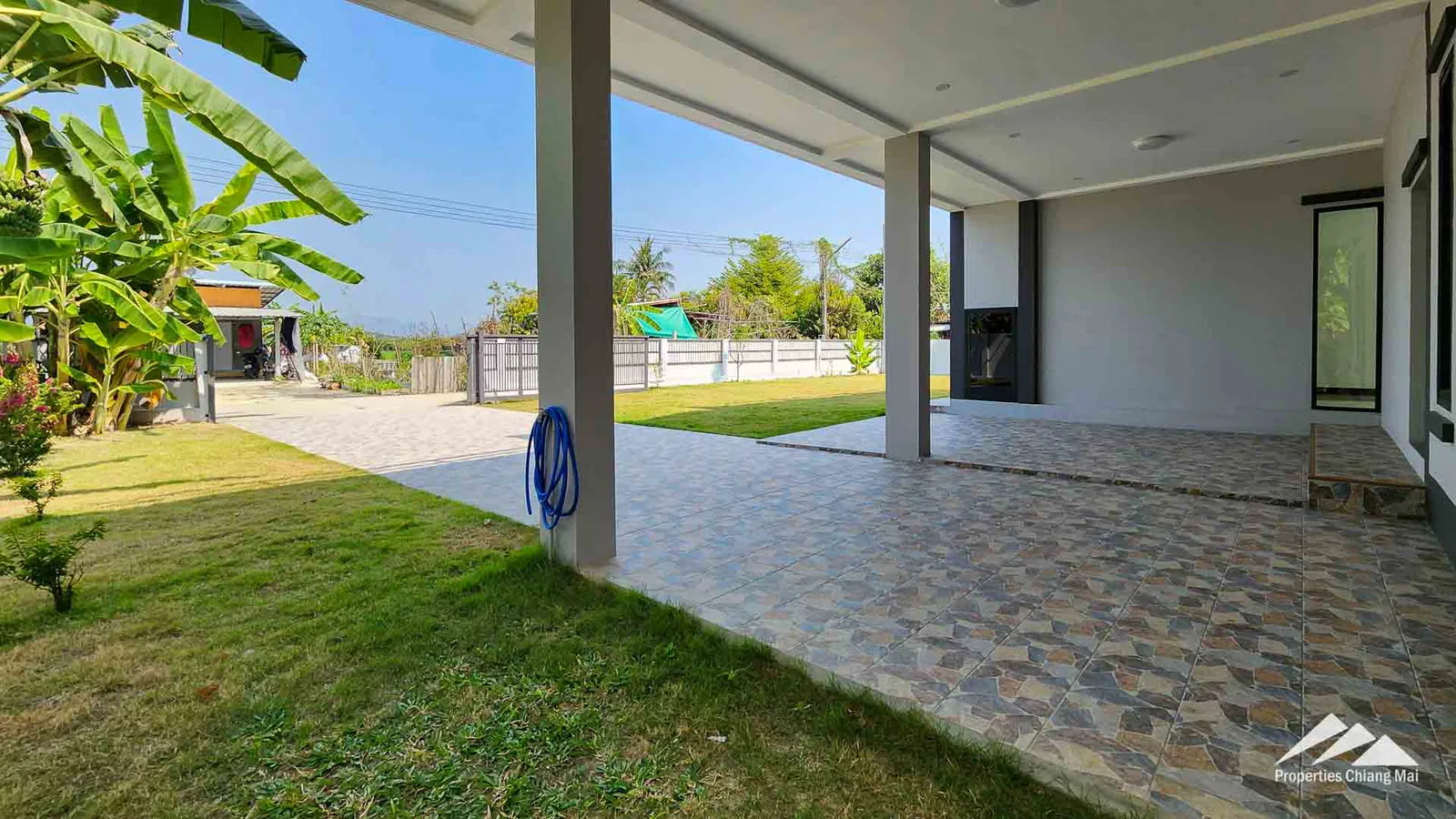 บ้านใหม่ทันสมัยพร้อมสวนขนาดใหญ่และดาดฟ้าพร้อมทิวทัศน์ธรรมชาติ 360 แห่ง — photo 9 of 25