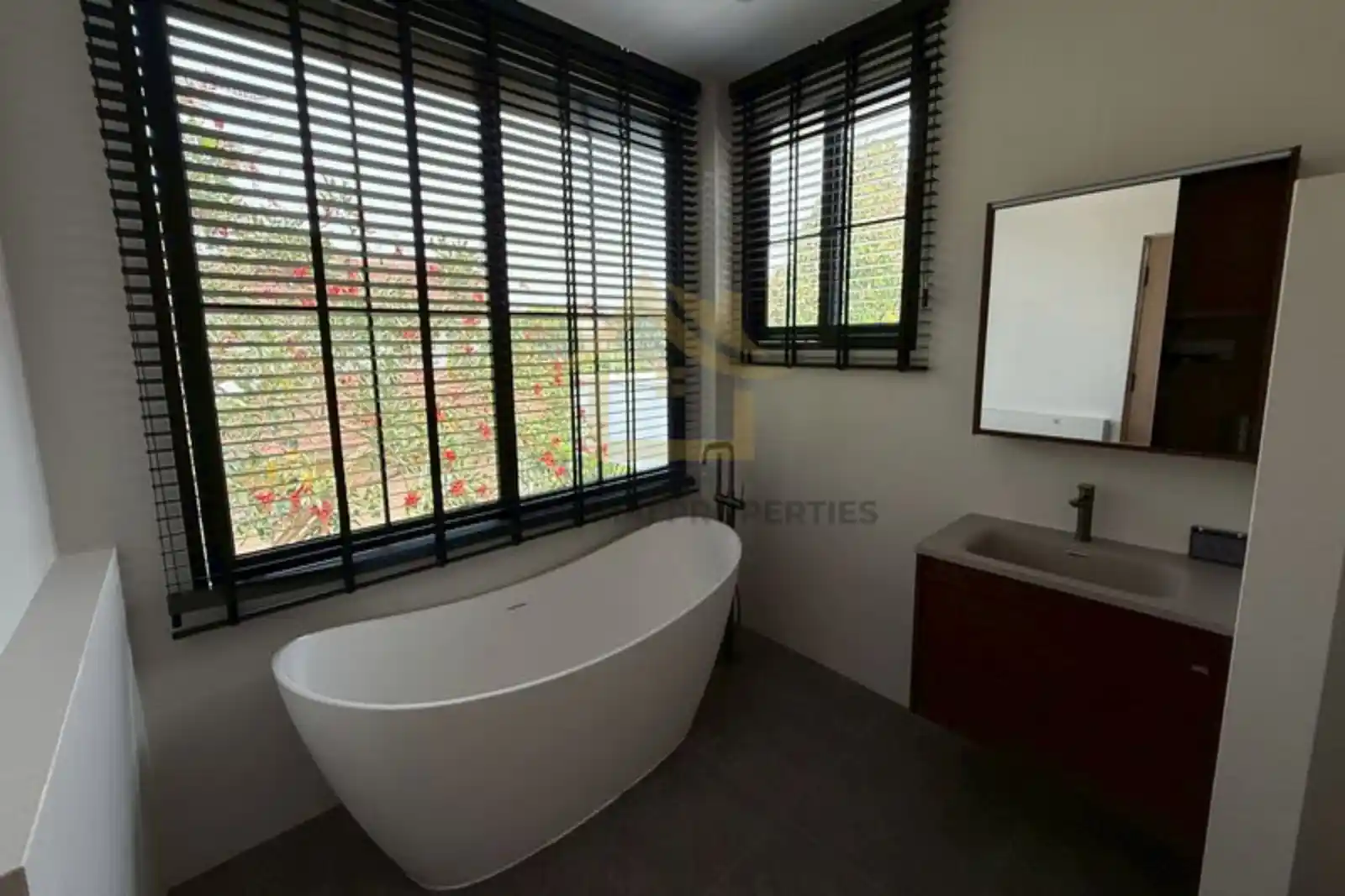 Large 5 bedroom pool villa for sale hang dong Chiang Mai