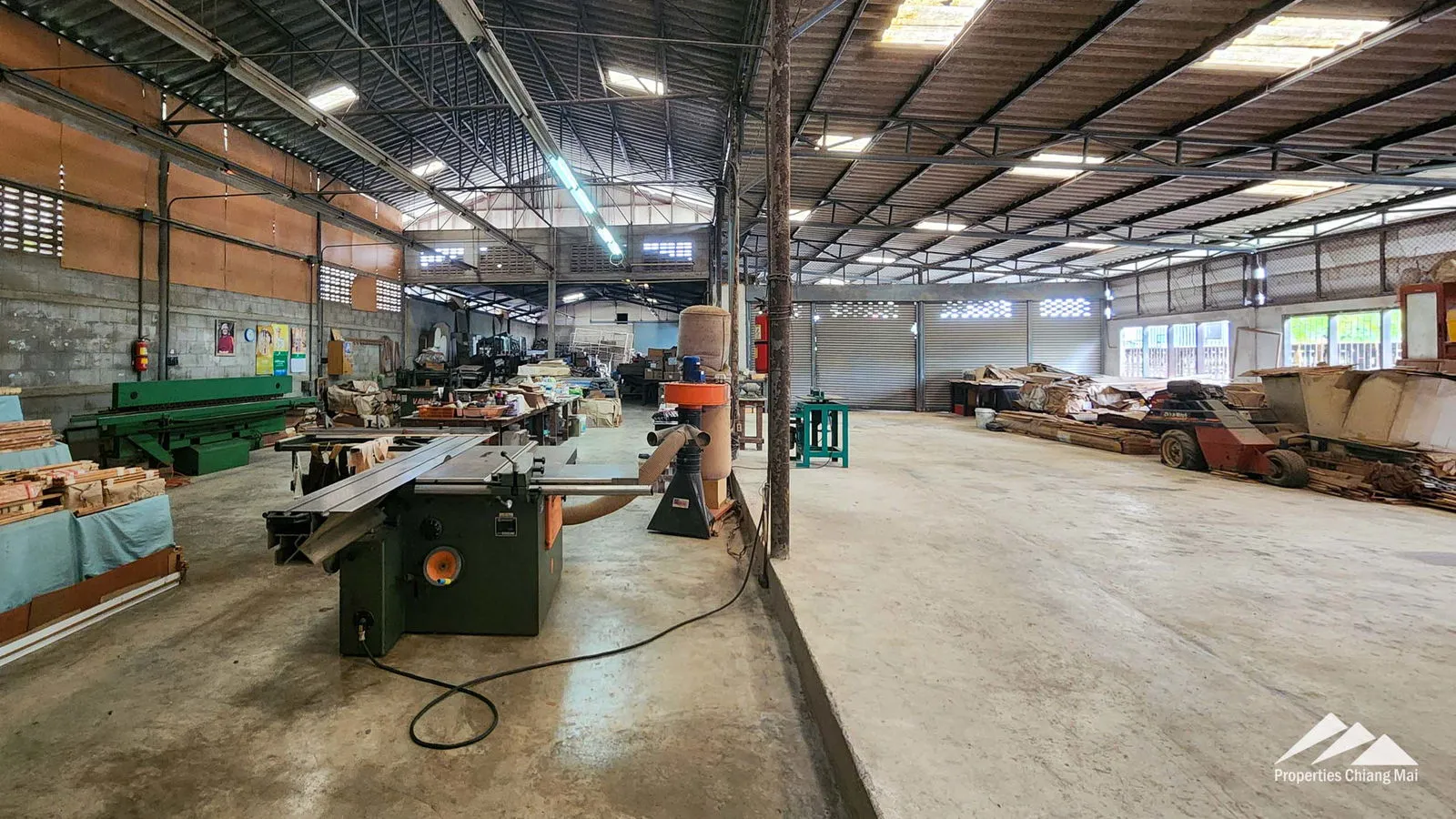 Warehouse For Sale Only 240m Off Of The Super Highway
