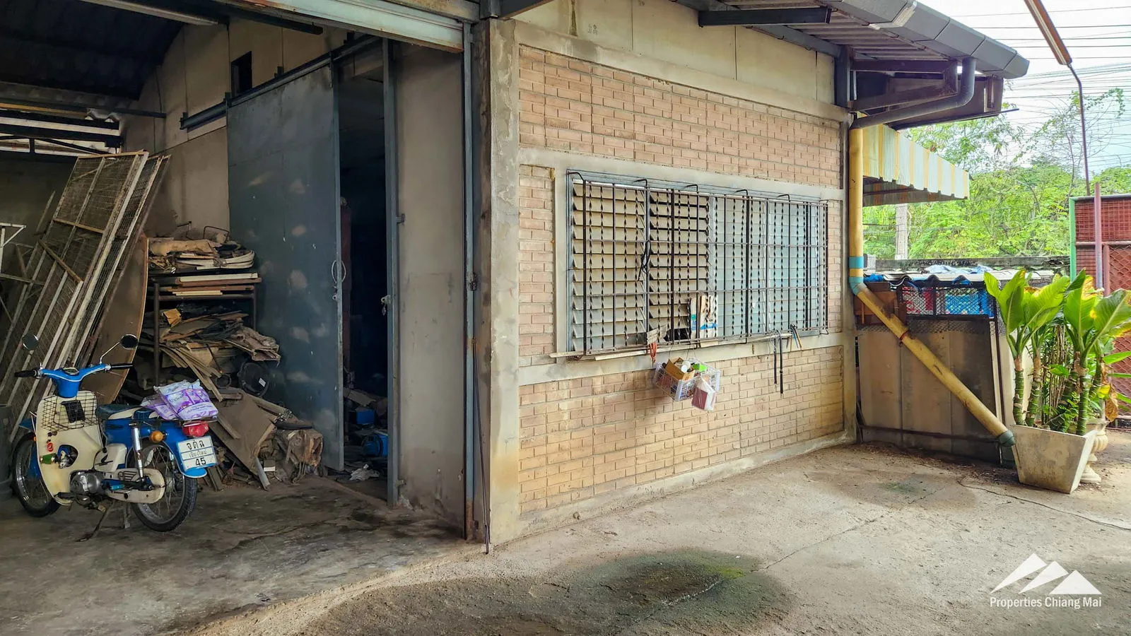 Warehouse For Sale Only 240m Off Of The Super Highway — photo 5 of 19